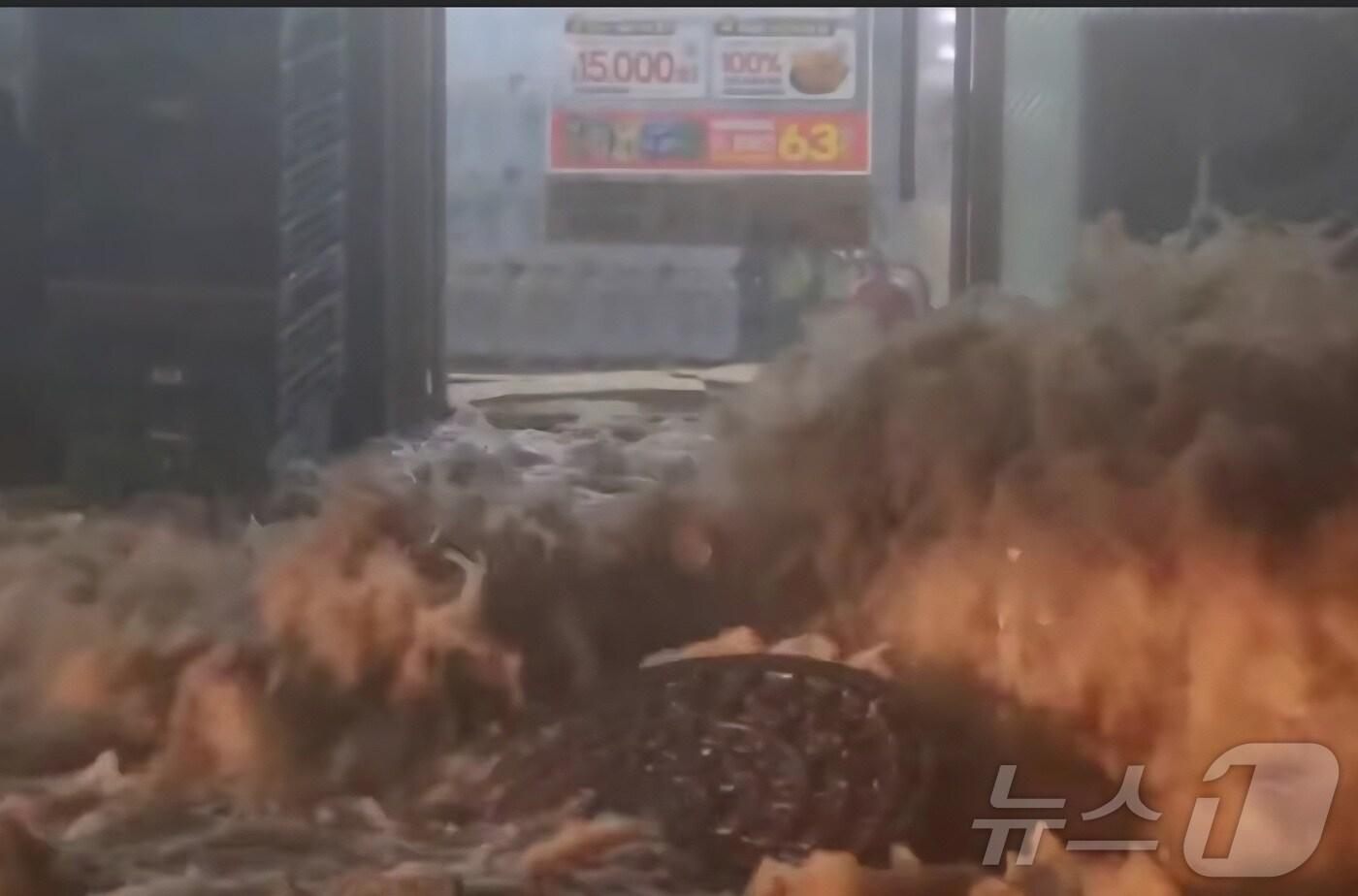 최대 288㎜의 폭우가 내린 3일 전남 무안의 한 도로에서 빗물이 역류해 맨홀 뚜껑이 열리고 있다. (나광국 전남도의원 SNS. 재배포 및 DB 금지) 2025.8.3/뉴스1