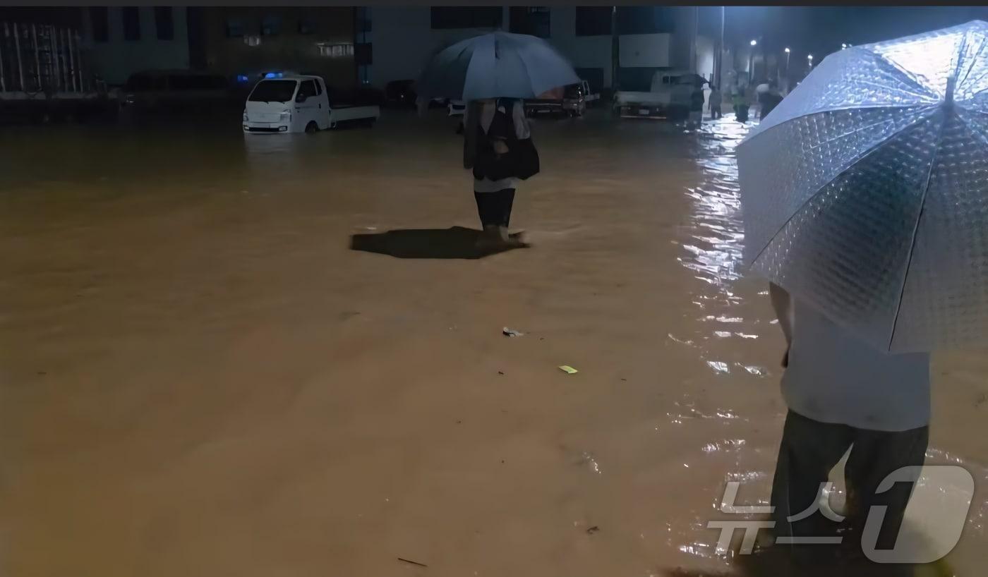 최대 288㎜의 폭우가 내린 3일 전남 무안의 한 도로에서 시민들이 우산을 쓰고 물바다를 지나고 있다.&#40;나광국 전남도의원 SNS. 재배포 및 DB 금지&#41; 2025.8.3/뉴스1