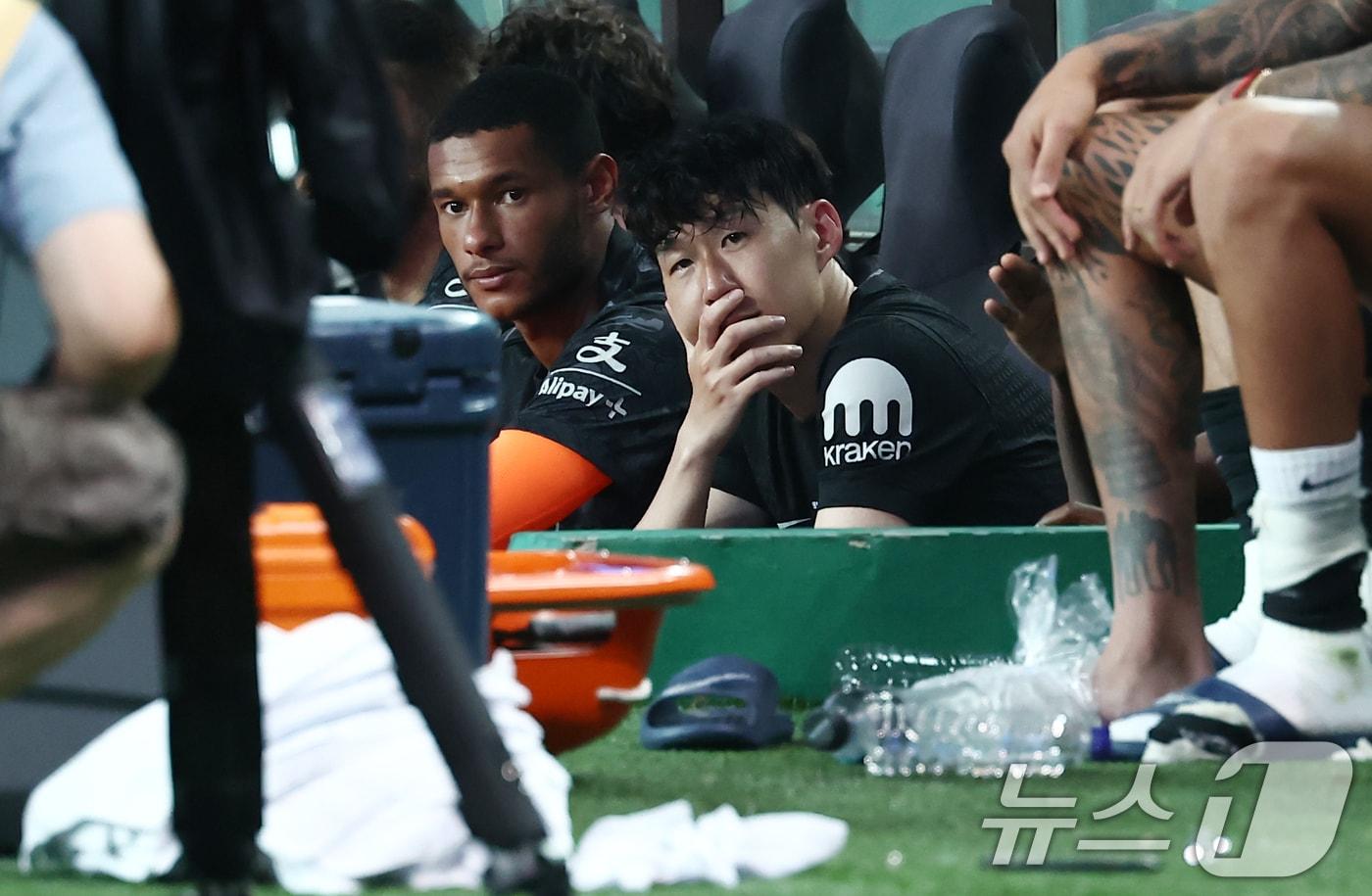 3일 오후 서울 마포구 서울월드컵경기장에서 열린 쿠팡플레이 시리즈 토트넘 홋스퍼와 뉴캐슬 유나이티드의 경기 후반전에서 토트넘 손흥민이 경기를 바라보고 있다. 2025.8.3/뉴스1 ⓒ News1 김민지 기자