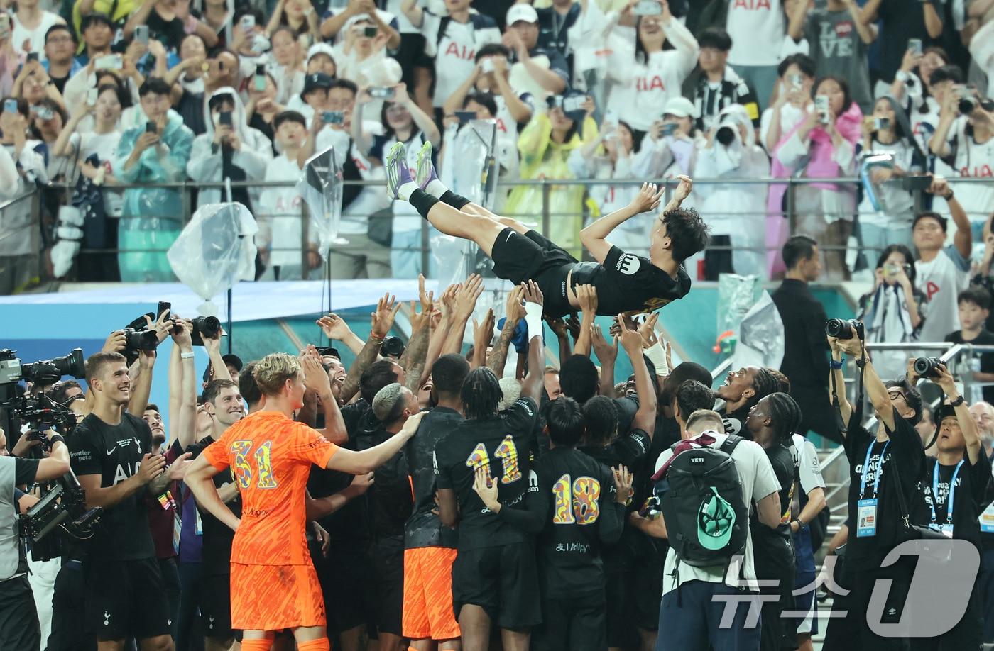 헹가래를 받는 손흥민. 2025.8.3/뉴스1 ⓒ News1 장수영 기자