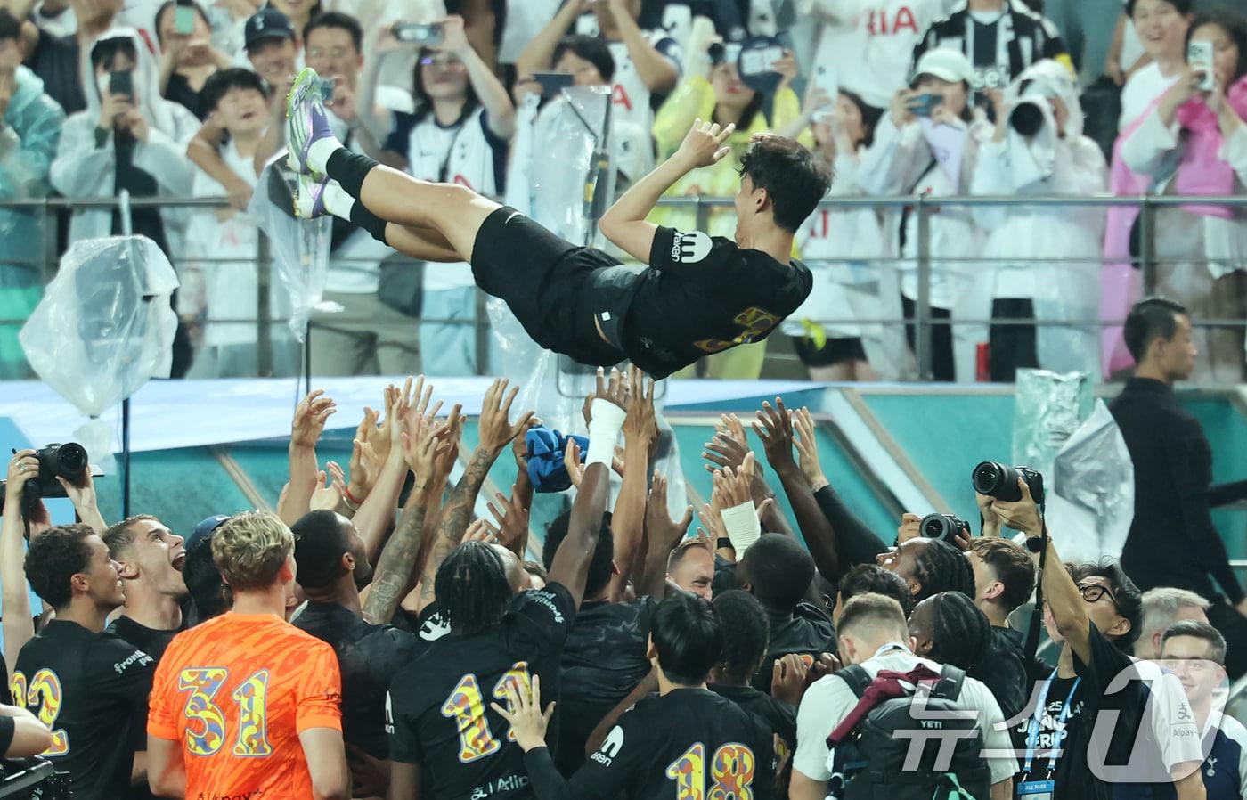 3일 오후 서울 마포구 서울월드컵경기장에서 열린 쿠팡플레이 시리즈 토트넘 홋스퍼와 뉴캐슬 유나이티드의 경기를 마친 손흥민이 선수단에게 헹가래를 받고 있다. 2025.8.3/뉴스1 ⓒ News1 장수영 기자
