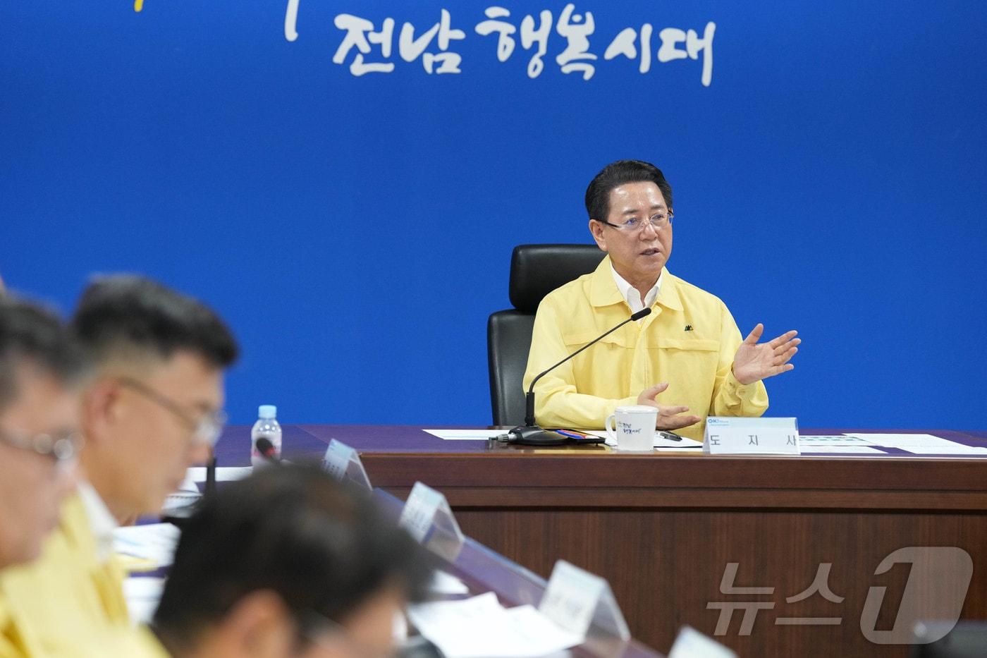 김영록 전라남도지사가 전남 곳곳에 극한호우가 내린 3일 밤 도청 재난종합상황실에서 실국장들이 참석한 가운데 '호우 대비 대처사항 보고회'를 주재하고 비상상황 발생시 인명피해가 발생하지 않도록 체계적인 대응태세 구축을 당부하고 있다. (전남도 제공. 재판매 및 DB금지) 2025.8.3/뉴스12025.8.3/뉴스1 