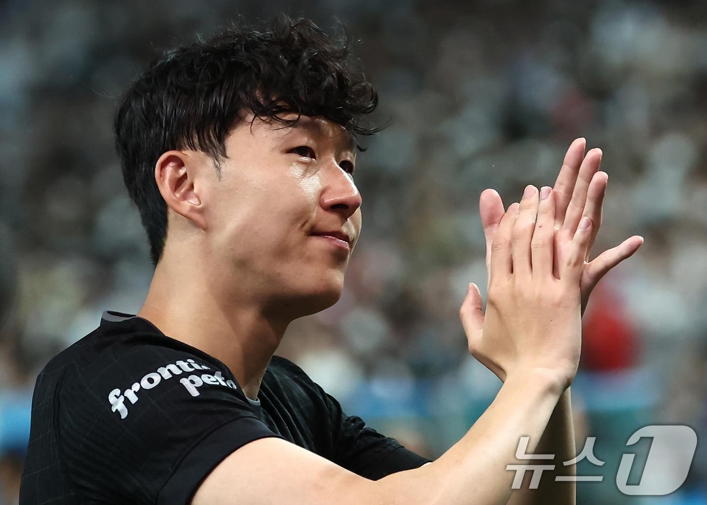 본문 이미지 - 3일 오후 서울 마포구 서울월드컵경기장에서 열린 쿠팡플레이 시리즈 토트넘 홋스퍼와 뉴캐슬 유나이티드의 경기에서 사실상 토트넘 마지막 경기를 치른 손흥민이 팬들을 향해 인사하고 있다. 2025.8.3/뉴스1 ⓒ News1 김민지 기자