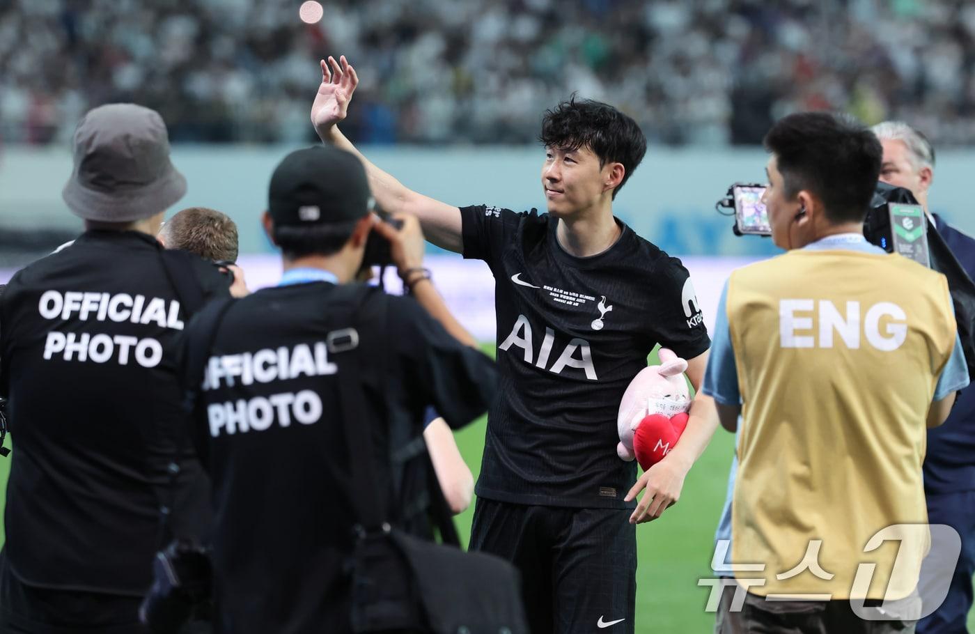 토트넘 홋스퍼와 작별 인사하는 손흥민. /뉴스1 ⓒ News1 장수영 기자