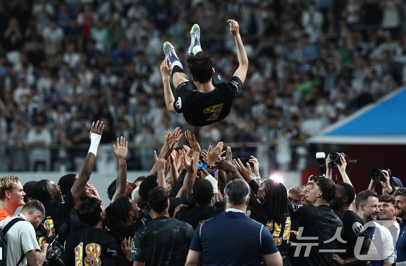 3일 오후 서울시 마포구 서울월드컵경기장에서 열린 쿠팡플레이 시리즈 토트넘 홋스퍼와 뉴캐슬 유나이티드의 경기에서 사실상 토트넘 마지막 경기를 치른 손흥민이 헹가래를 받고 있다. 2025.8.3/뉴스1 ⓒ News1 김민지 기자