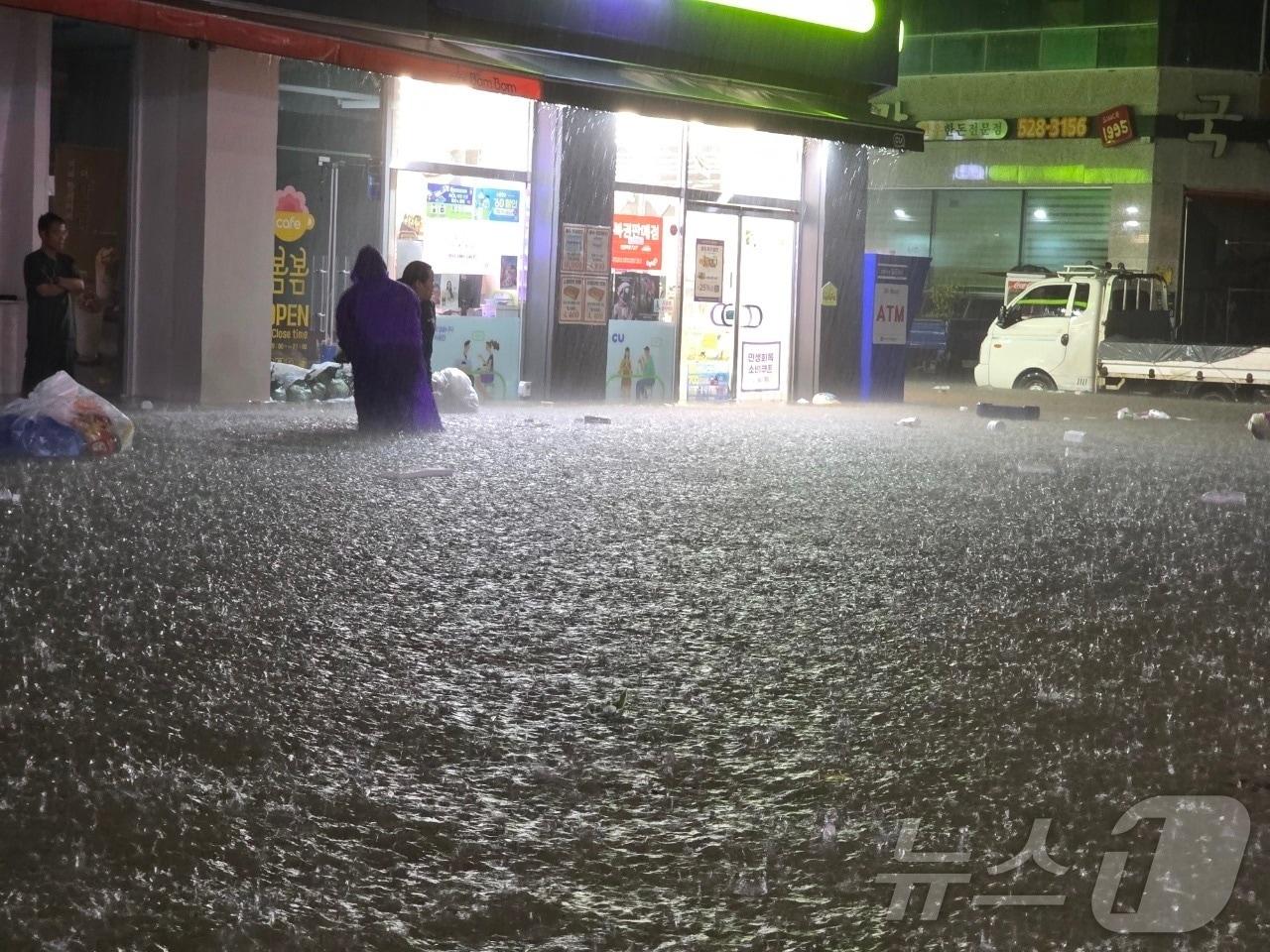 본문 이미지 - 호우경보가 내린 3일 오후 광주 북구 운암동 일대 도로가 침수돼 성인 무릎 높이까지 잠겨있다. &#40;광주 북구 제공. 재판매 및 DB 금지&#41;
