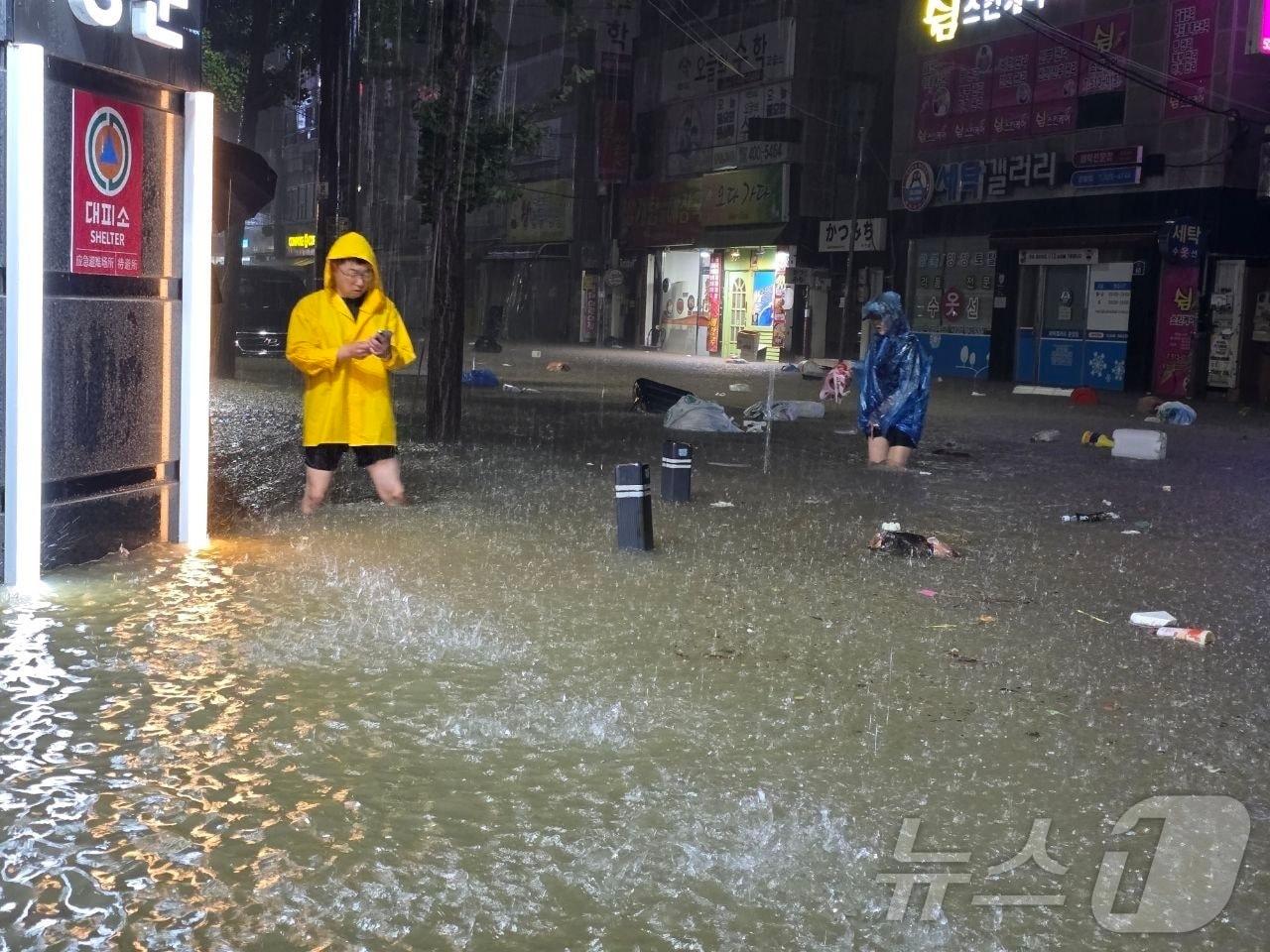 본문 이미지 - 호우경보가 내린 지난 3일 오후 광주 북구 운암동 일대 도로가 침수돼 성인 무릎까지 잠겨있다. &#40;광주 북구 제공. 재판매 및 DB 금지&#41; 2025.8.3/뉴스1 ⓒ News1 박지현 기자