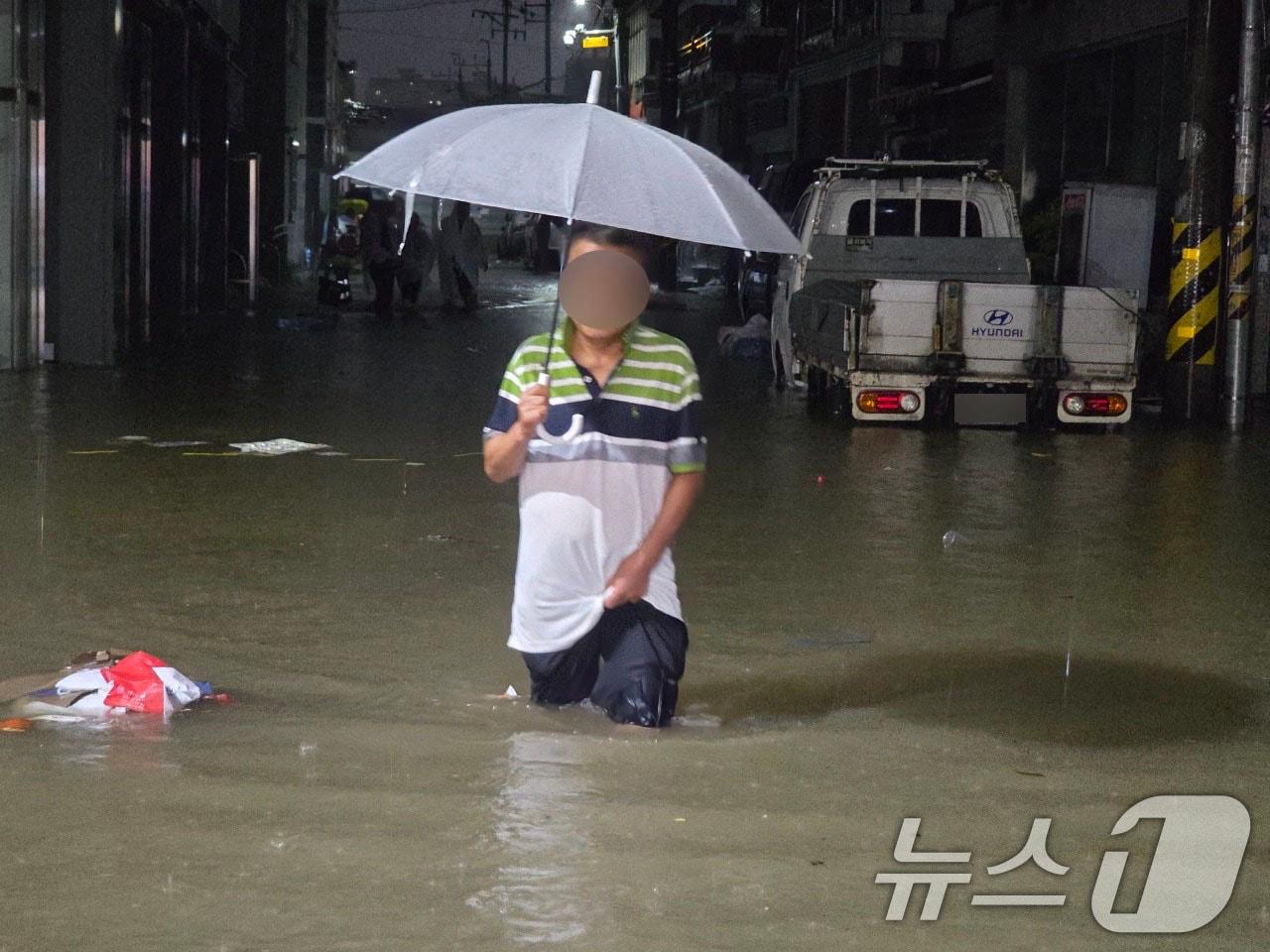 본문 이미지 - 호우경보가 내린 3일 오후 광주 북구 운암동 일대 도로가 침수돼 성인 허벅지까지 잠겨있다. &#40;광주 북구 제공. 재판매 및 DB 금지&#41; 2025.8.3/뉴스1