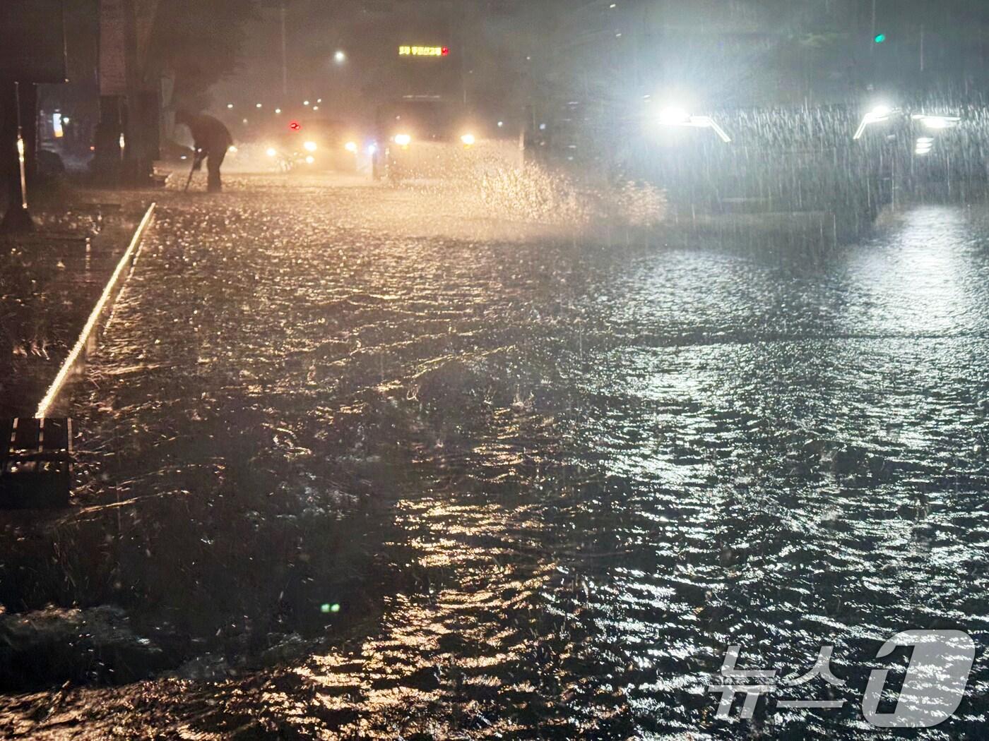본문 이미지 - 지난 3일 호우경보가 발효 중인 광주시 광산구 운남동 도로. 2025.8.3/뉴스1 ⓒ News1 김태성 기자