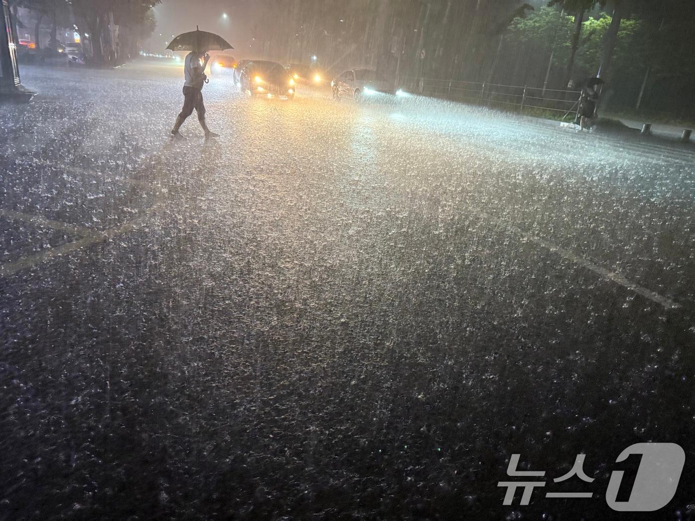 본문 이미지 - 3일 호우경보가 발효 중인 광주시 광산구 운남동 도로를 지나는 차량들이 폭우에 서행하고 있다. 2025.8.3/뉴스1 ⓒ News1 김태성 기자