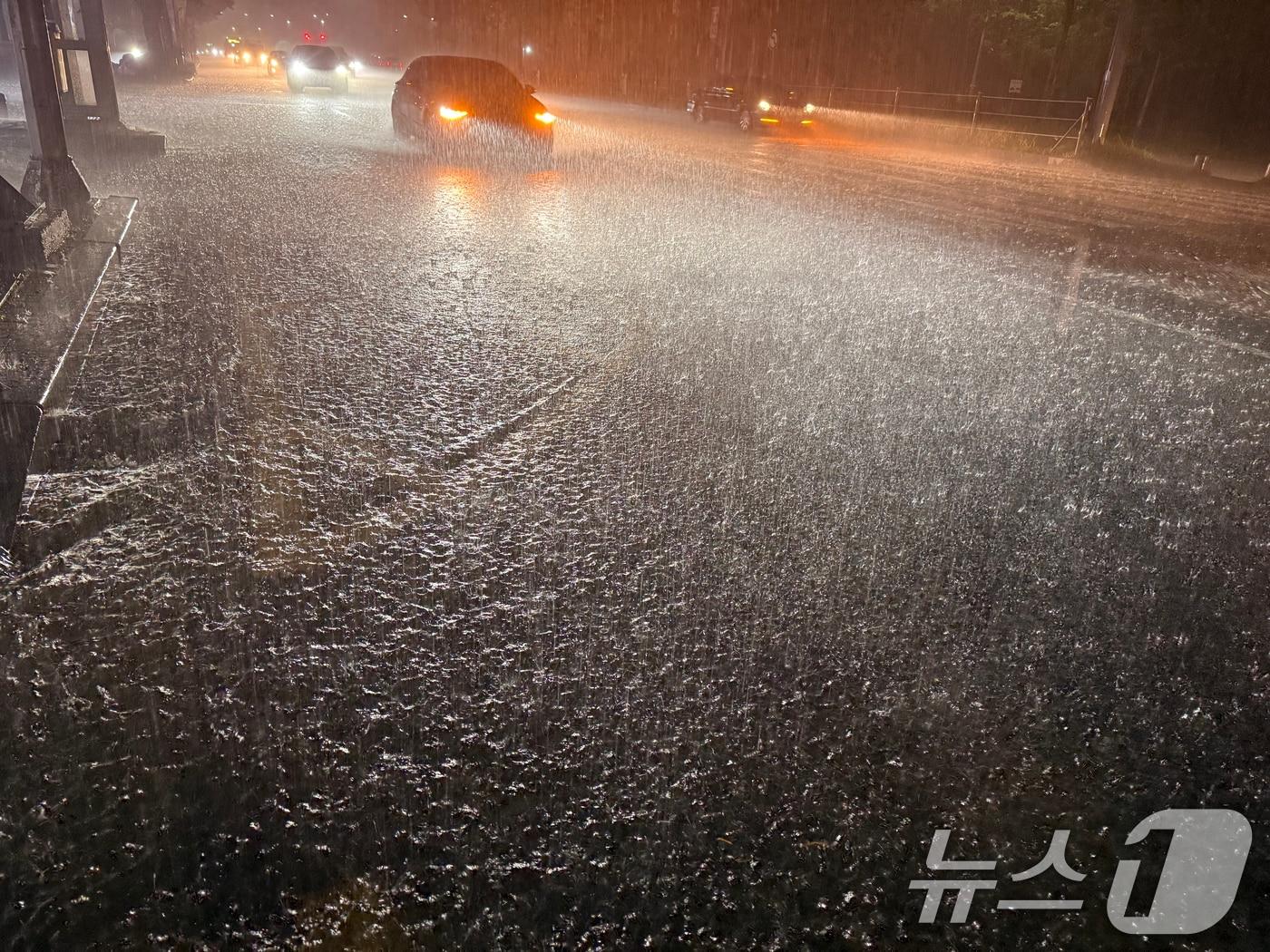 본문 이미지 - 3일 호우경보가 발효 중인 광주시 광산구 운남동 도로를 지나는 차량들이 폭우에 서행하고 있다. 2025.8.3/뉴스1 ⓒ News1 김태성 기자