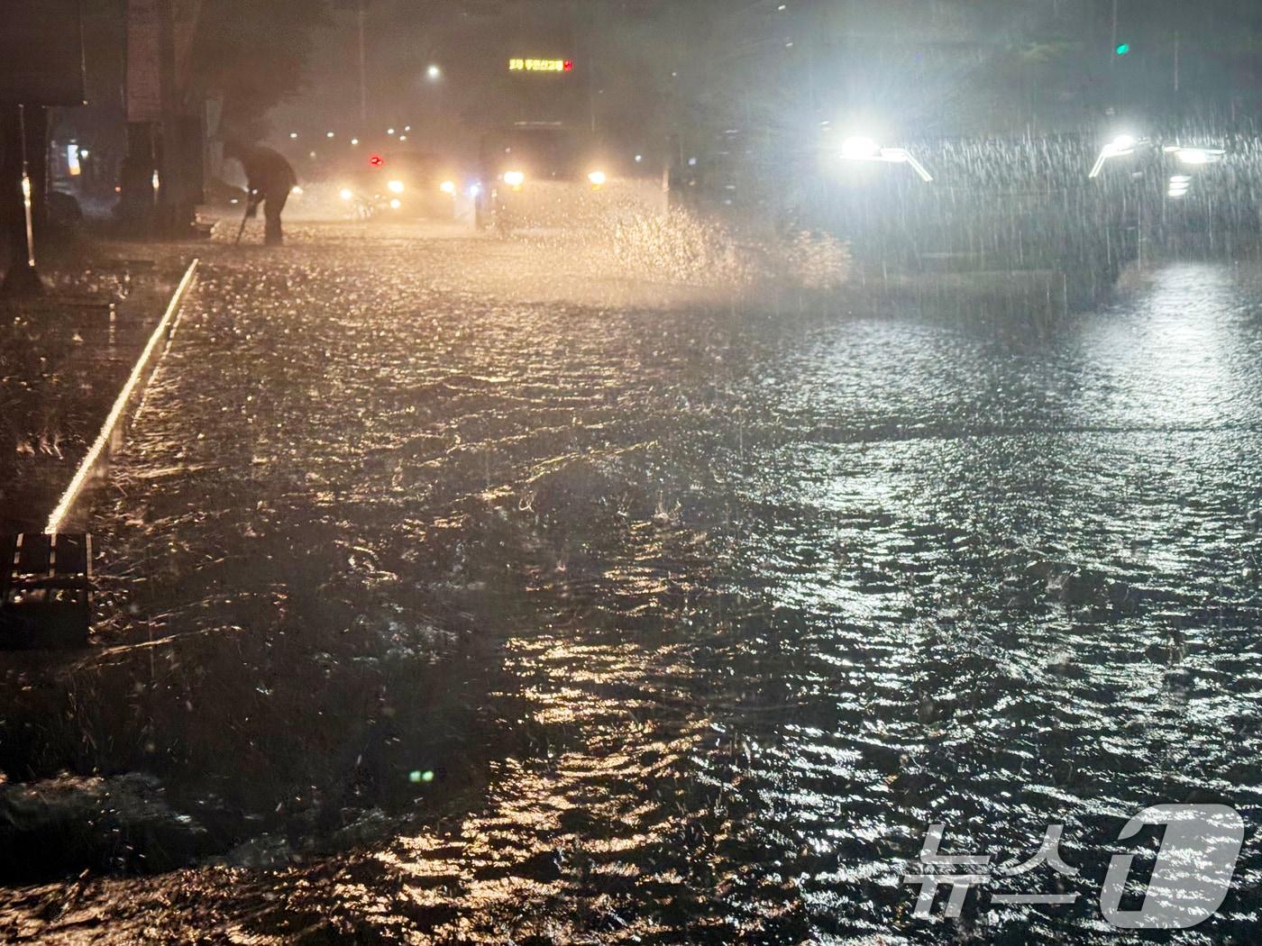 본문 이미지 - 3일 호우경보가 발효 중인 광주시 광산구 운남동 도로를 지나는 차량들이 폭우에 서행하고 있다. 2025.8.3/뉴스1 ⓒ News1 김태성 기자