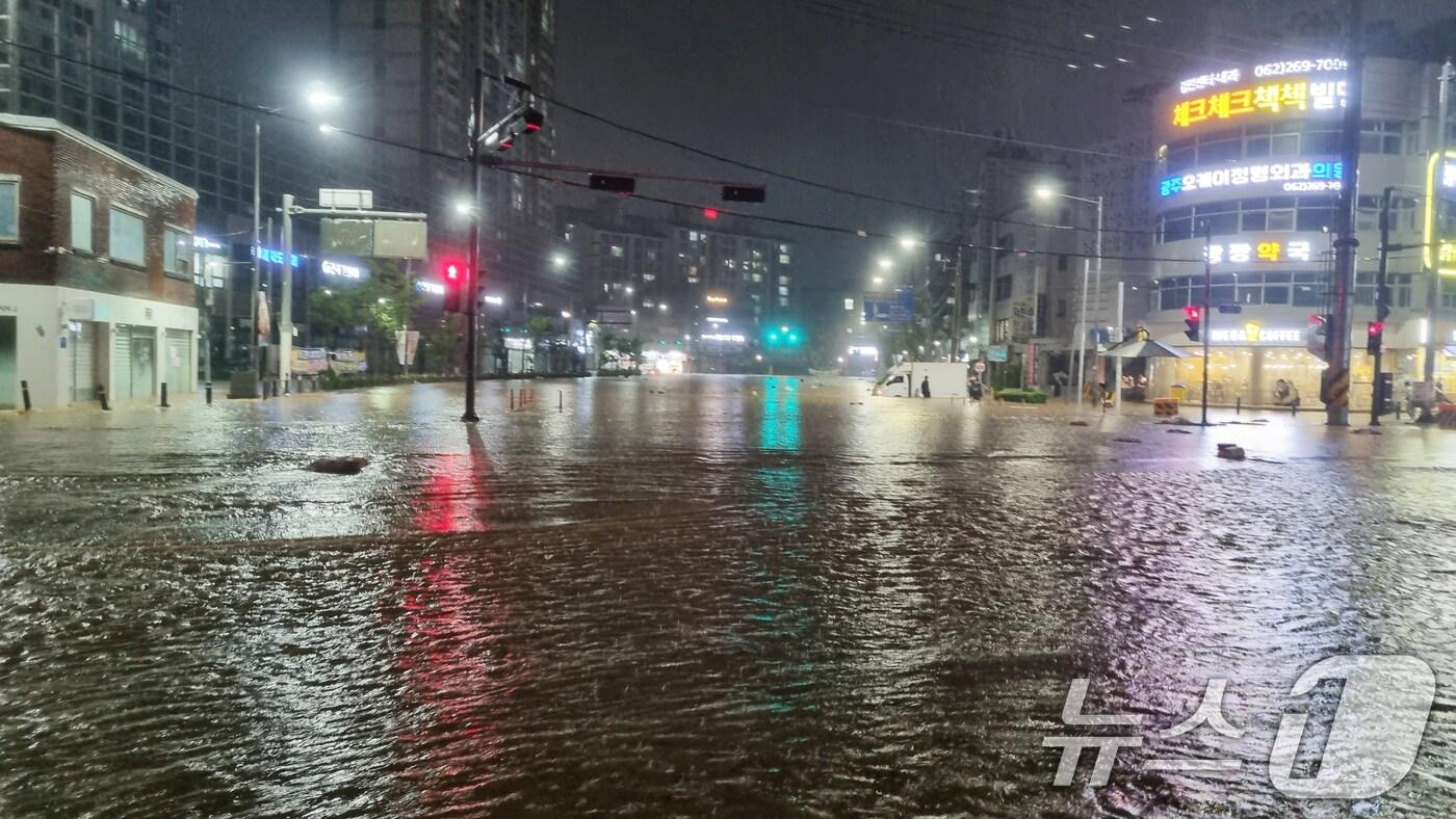 호우경보가 내린 3일 오후 상습 침수지역인 광주 북구 신안교 일대가 다시 침수돼 있다. &#40;독자 제공. 재판매 및 DB 금지&#41; 2025.8.3/뉴스1 ⓒ News1 박준배 기자
