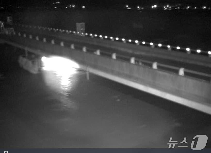 본문 이미지 - 전남 함평군 원고막교의 3일 오후 11시 기준 실시간 CCTV 영상.(영산강홍수통제소 제공) 2025.8.3/뉴스1