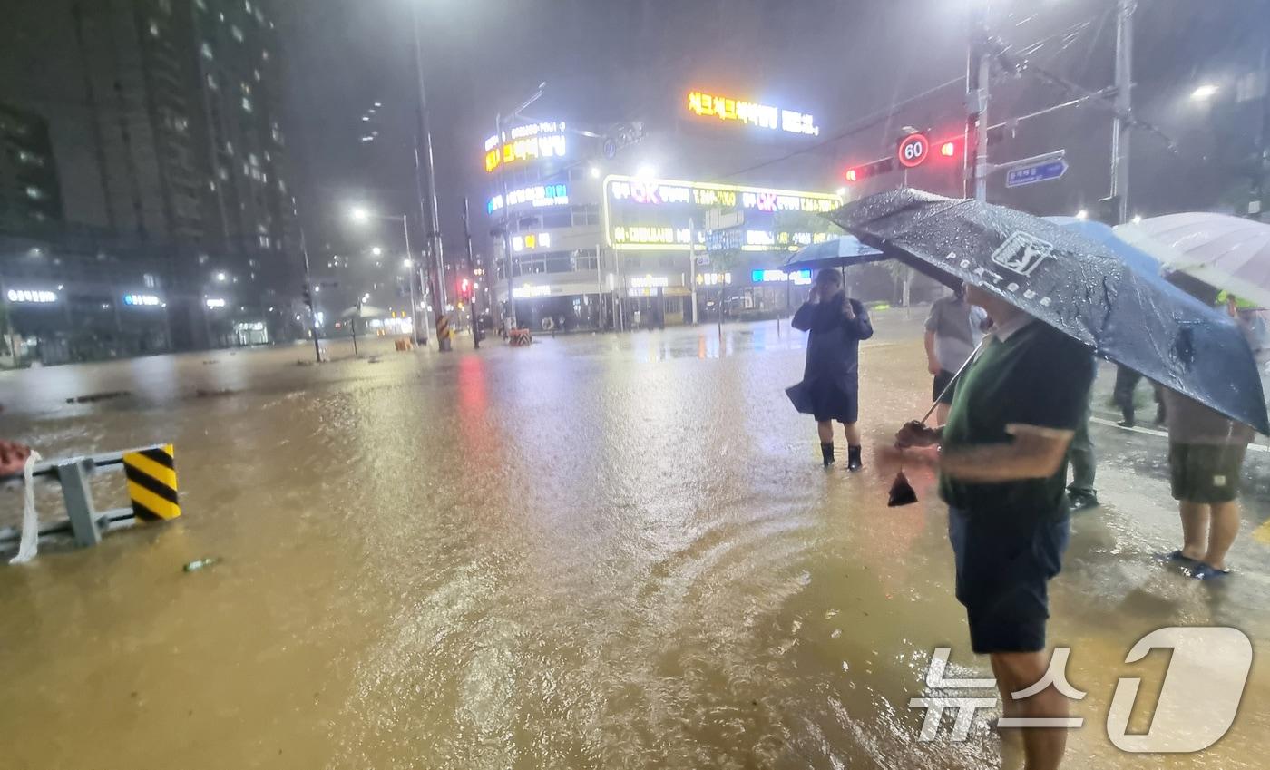 호우경보가 내린 3일 오후 광주 북구 운암동 신안교 일대 도로가 침수돼 북구청 공무원들이 현장을 점검하고 있다. &#40;독자 제공. 재판매 및 DB 금지&#41; 2025.8.3/뉴스1 