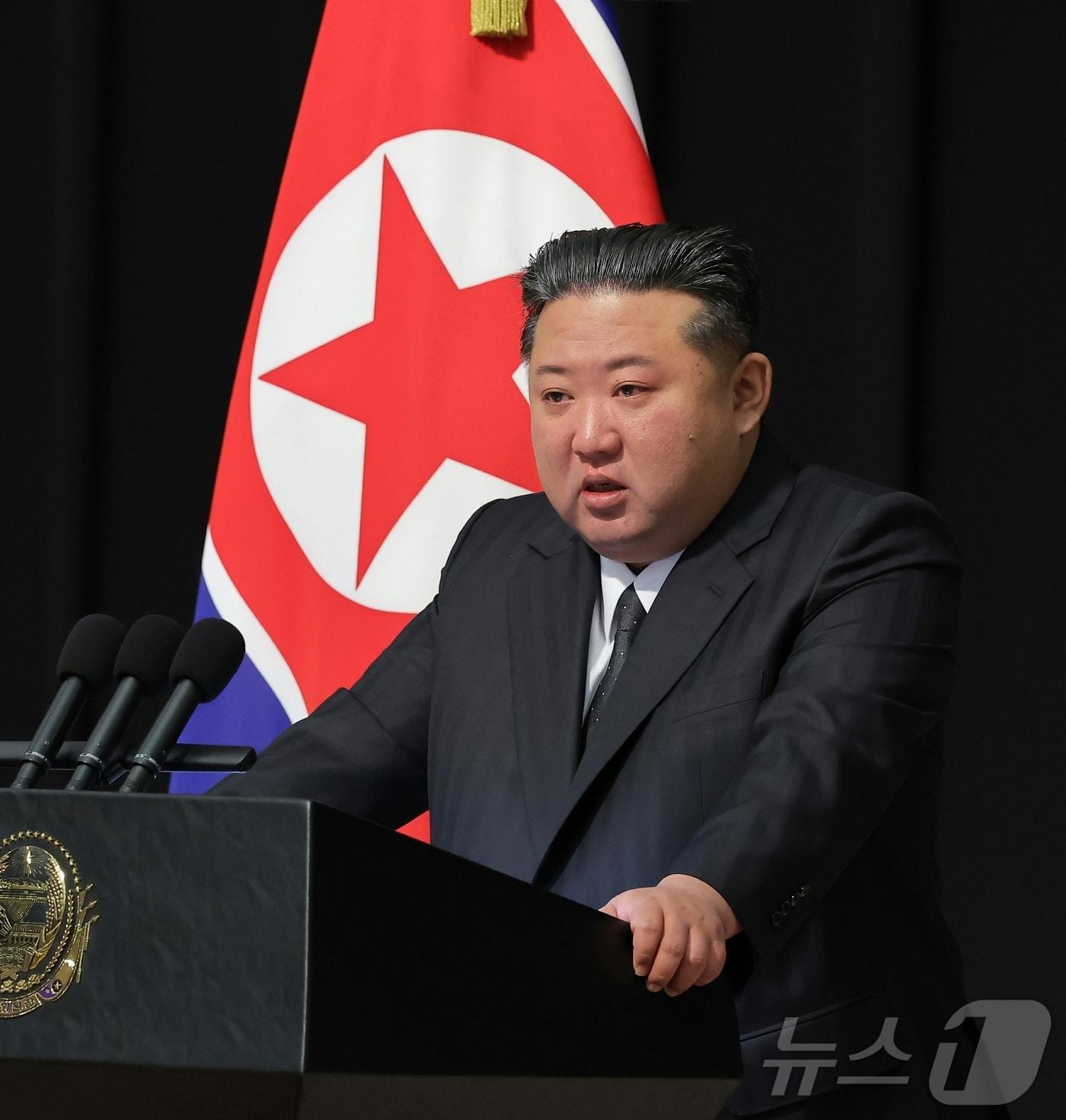 본문 이미지 - (평양 노동신문=뉴스1) = 북한 노동당 기관지 노동신문은 30일 "김정은 총비서가 지난 29일 목란관에서 해외 군사작전에서 특출한 공훈을 세운 참전 열사들의 유가족들을 만나 따뜻이 위로해 주었다"라고 보도했다. [국내에서만 사용가능. 재배포 금지. DB 금지. For Use Only in the Republic of Korea. Redistribution Prohibited] rodongphoto@news1.kr