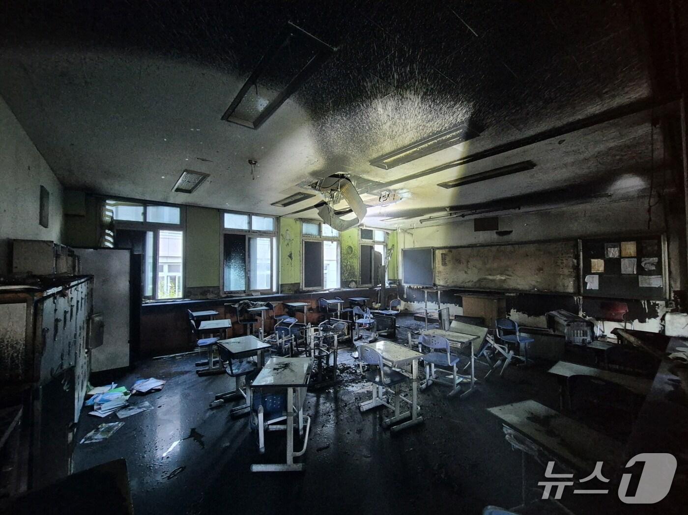 본문 이미지 - 불이 난 홍성의 한 중학교 교실.(홍성소방서 제공. 재판매 및 DB금지)