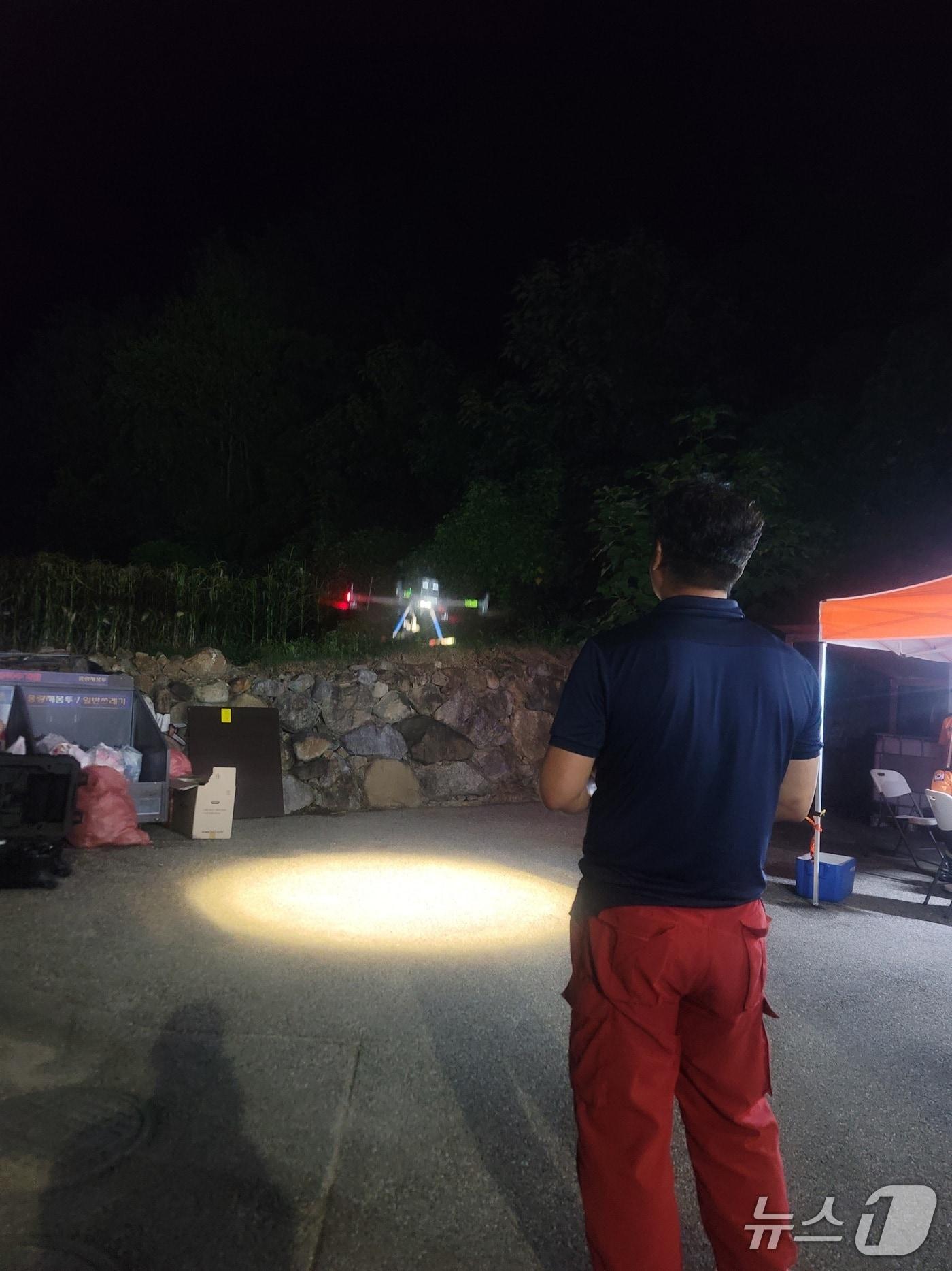 본문 이미지 - 삼척 가곡면 오목리 산불 현장에서 야간시간대 드론으로 뒷불 감시 중인 동부산림청 관계자.&#40;동부지방신람청 제공, 재판매 및 DB 금지&#41; 2025.8.30/뉴스1