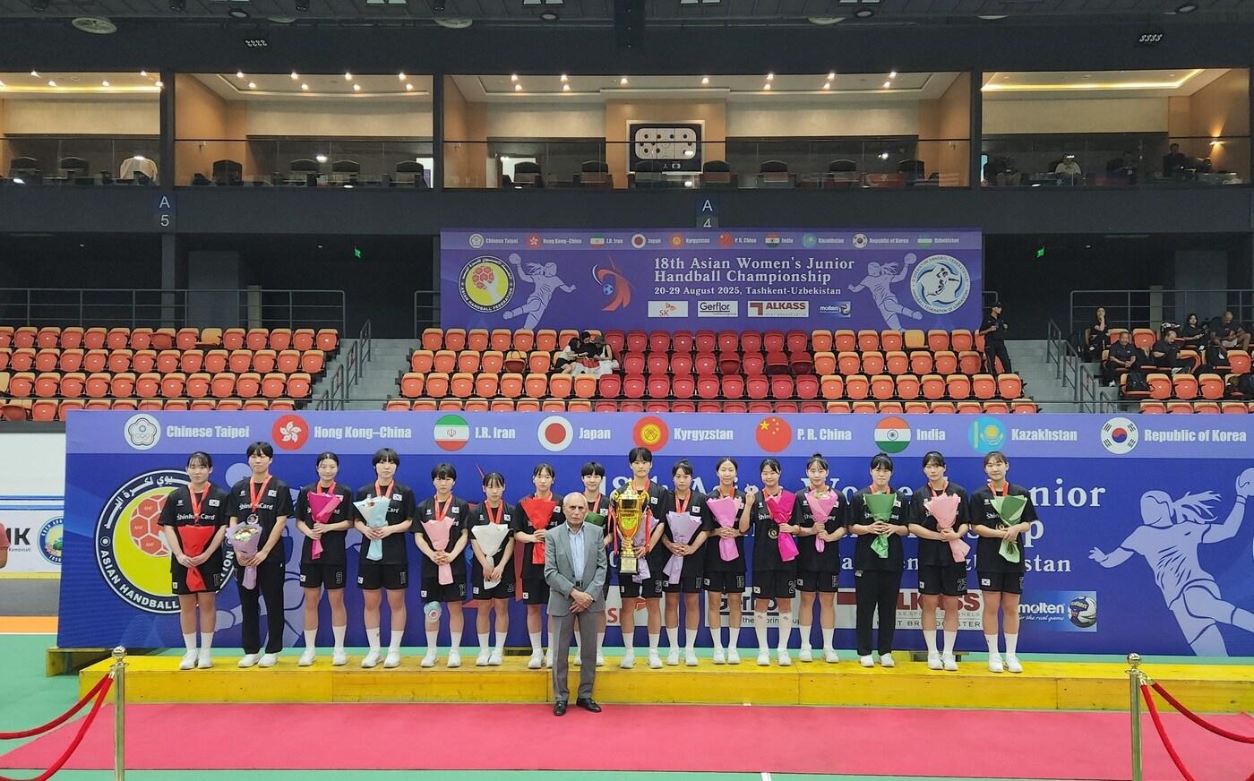 여자 핸드볼 주니어 대표팀이 아시아선수권에서 준우승을 차지한 뒤 시상식에서 기념 촬영을 하고 있다. &#40;대한핸드볼협회 제공&#41;