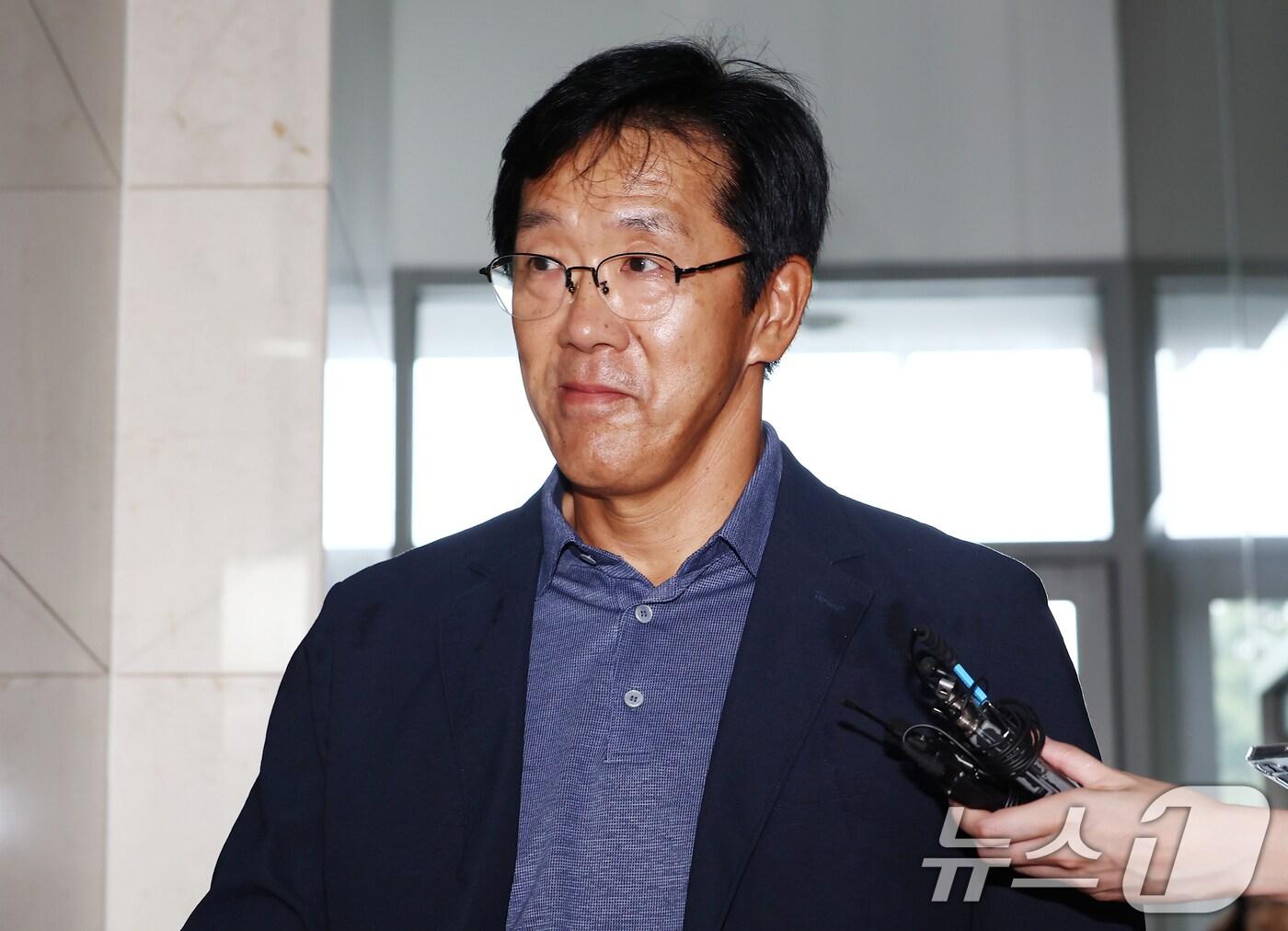 본문 이미지 - 황유성 전 국군방첩사령관이 30일 오전 서울 서초구 '순직 해병 특검'으로 참고인 조사를 받기 위해 출석하고 있다. 2025.8.30/뉴스1 ⓒ News1 김민지 기자