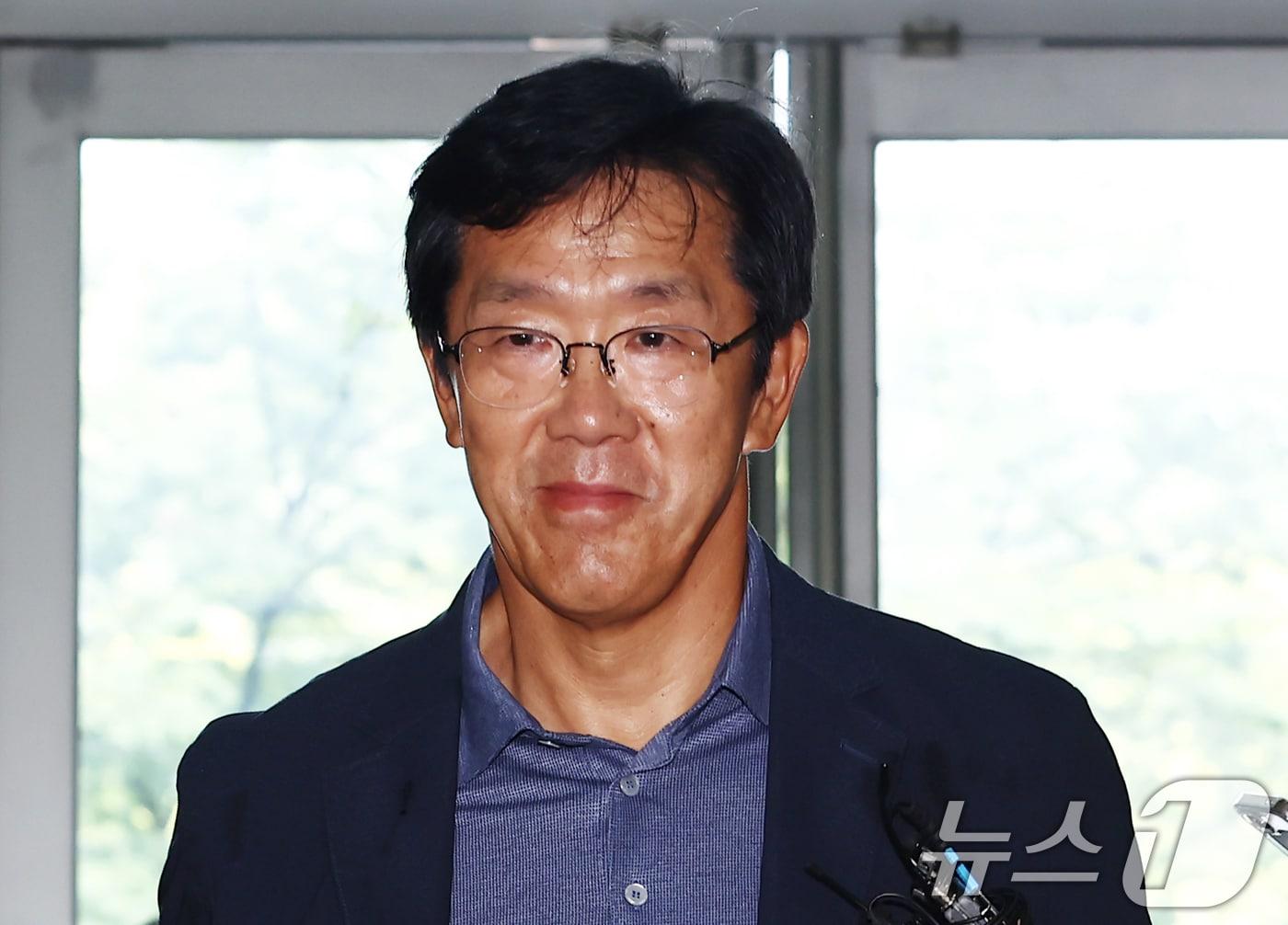 본문 이미지 - 황유성 전 국군방첩사령관이 30일 오전 서울 서초구 '순직 해병 특검'으로 참고인 조사를 받기 위해 출석하고 있다. 2025.8.30/뉴스1 ⓒ News1 김민지 기자