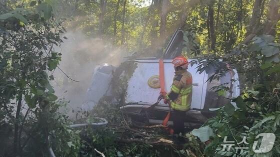 본문 이미지 - 전북 완주의 한 도로에서 택시가 방범용 시설물을 들이받아 전도되는 사고로 1명이 숨지고 3명이 다쳤다.&#40;전북소방 제공. 재판매 및 DB금지&#41;2025.8.30/뉴스1