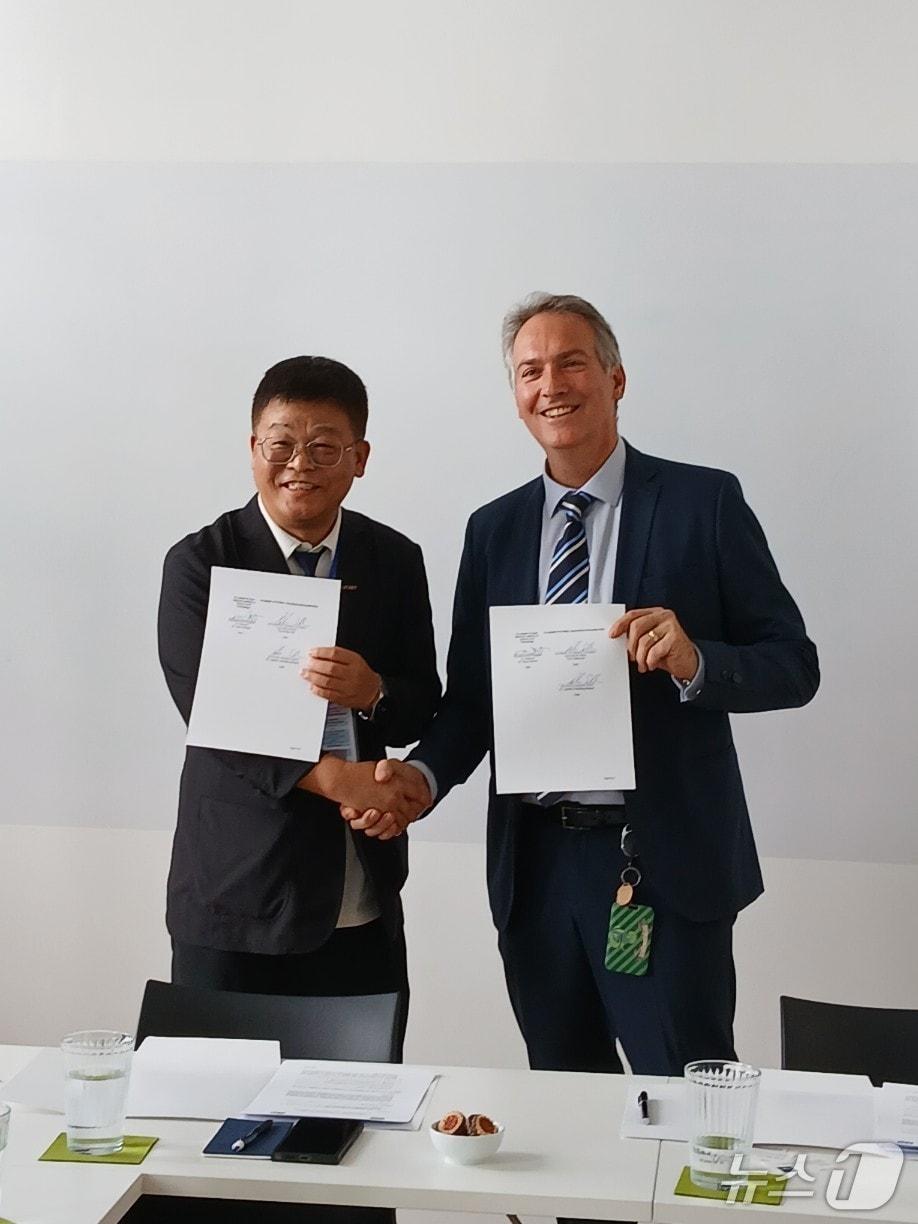 본문 이미지 - 안현실 UNIST 연구부총장&#40;왼쪽&#41;과 피터 에르틀 빈 공대 부총장.