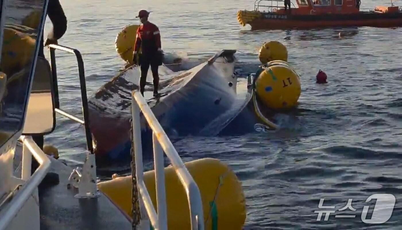 사고로 인해 뒤집힌 어선.(창원해경 제공. 재판매 및 DB금지)