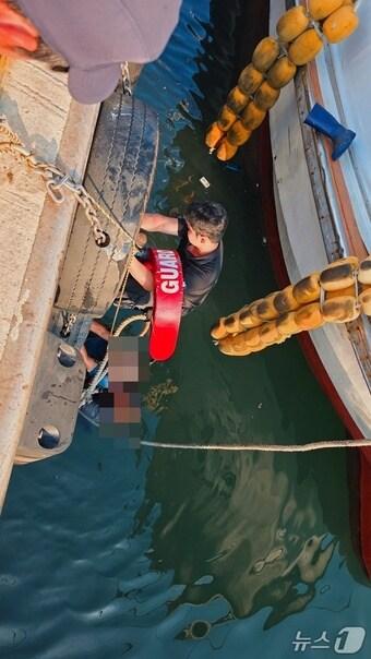 본문 이미지 - 30일 아침 서귀포시 성산항 인근 바다에 빠진 70대 남성이 구조되고 있다.(서귀포해양경찰서 제공. 재판매 및 DB 금지)