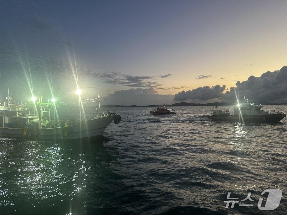 본문 이미지 - 30일 보령 원산도 인근에서 발생한 어선 충돌 사고.(보령해경 제공. 재판매 및 DB금지)