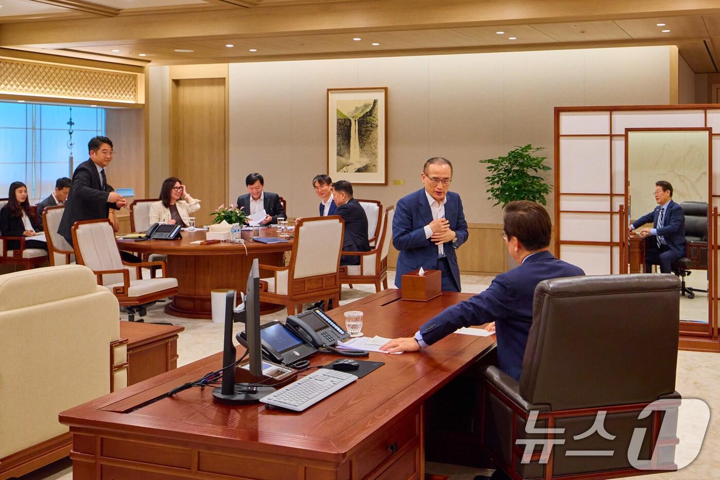 이재명 대통령이 지난 29일 서울 용산 대통령실 청사에서 세르다르 베르디무하메도프 투르크메니스탄 대통령과 전화 통화에 앞서 위성락 국가안보실장과 대화를 하고 있다. &#40;이재명 대통령 SNS. 재판매 및 DB 금지&#41; 2025.8.30/뉴스1 ⓒ News1 이재명 기자