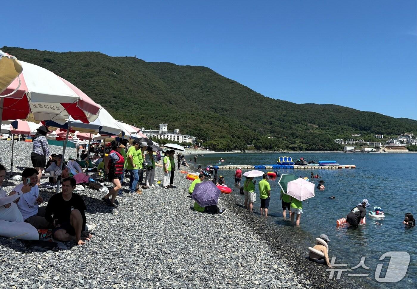 30일 경남 거제시 학동흑진주몽돌해수욕장을 찾은 피서객들.2025.08.30/뉴스1 강미영기자