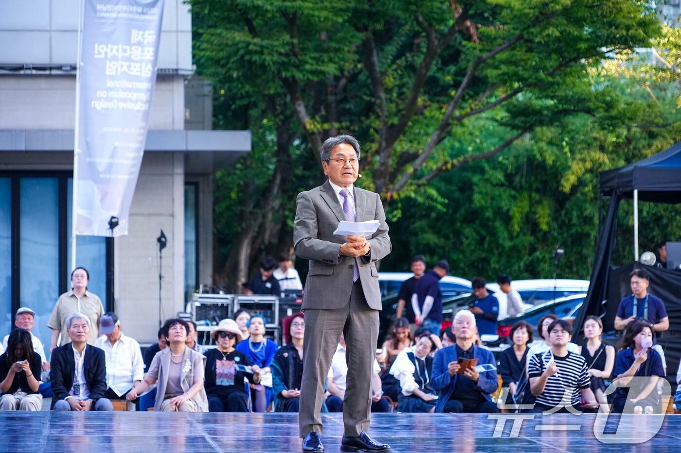 강기정 광주시장이 지난 29일 광주 북구 광주비엔날레 광장 특설무대에서 열린 &#39;2025 광주디자인비엔날레&#39; 개막식에서 환영사를 하고 있다. &#40;광주시 제공. 재판매 및 DB 금지&#41; 2025.8.30/뉴스1 ⓒ News1 박준배 기자