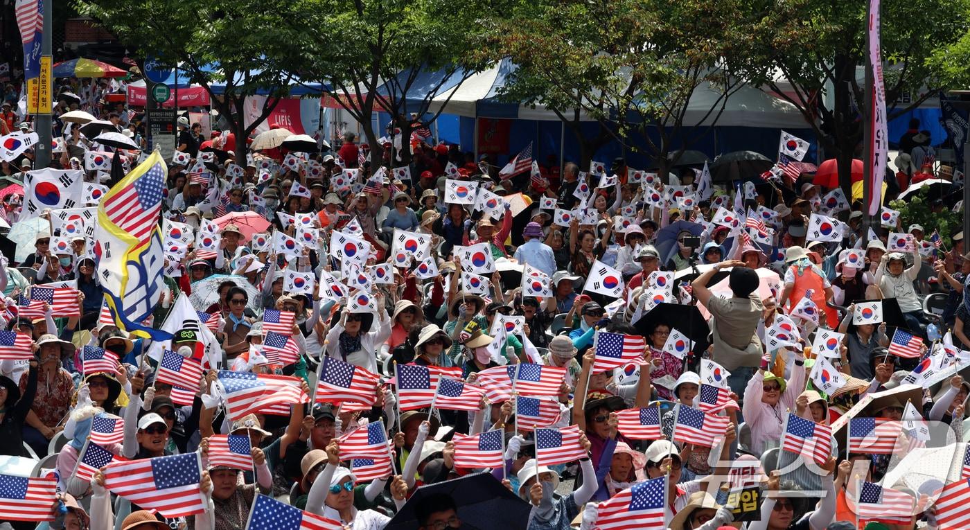 30일 서울 세종대로에서 열린 자유통일당 전국집중국민대회에서 참가자들이 태극기와 성조기를 흔들고 있다. 2025.8.30/뉴스1 ⓒ News1 김명섭 기자