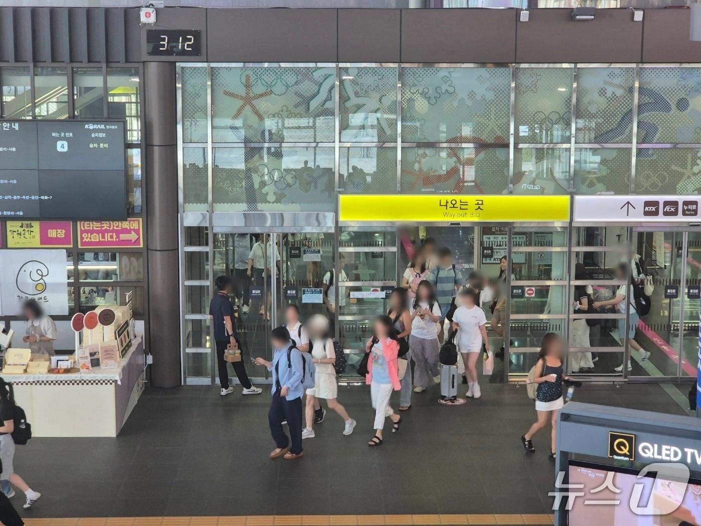 본문 이미지 - 토요일인 30일 오후 강원 강릉시 KTX강릉역에 서울발 열차에서 내린 탑승객들이 대합실로 들어서고 있다.2025.8.30/뉴스1 윤왕근 기자