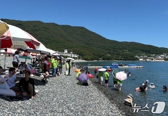 본문 이미지 - 30일 경남 거제시 학동흑진주몽돌해수욕장을 찾은 피서객들.2025.08.30/뉴스1 강미영기자