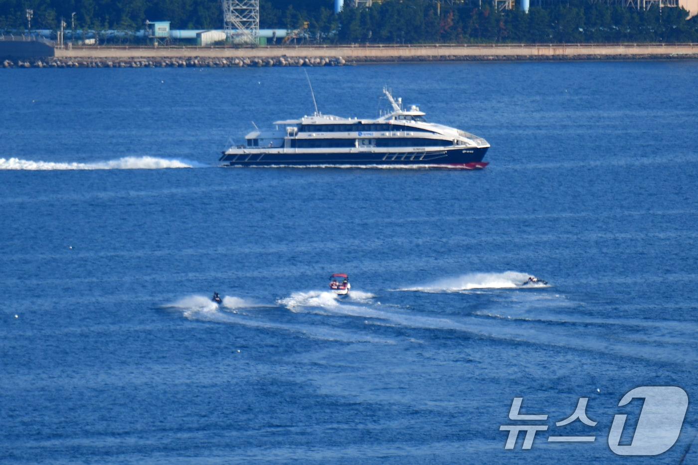 30일 오후 경북 포항~울릉간 정기여객선사인 대저페리의 썬라이즈호가 포항여객선미널로 들어오고 있다. 대처페리측은 지난 29일부터 엘도라도 익스프레스호 대체 선박으로 썬라이즈호를 투입해 운항하고 있다. 2025.8.30/뉴스1 ⓒ News1 최창호 기자