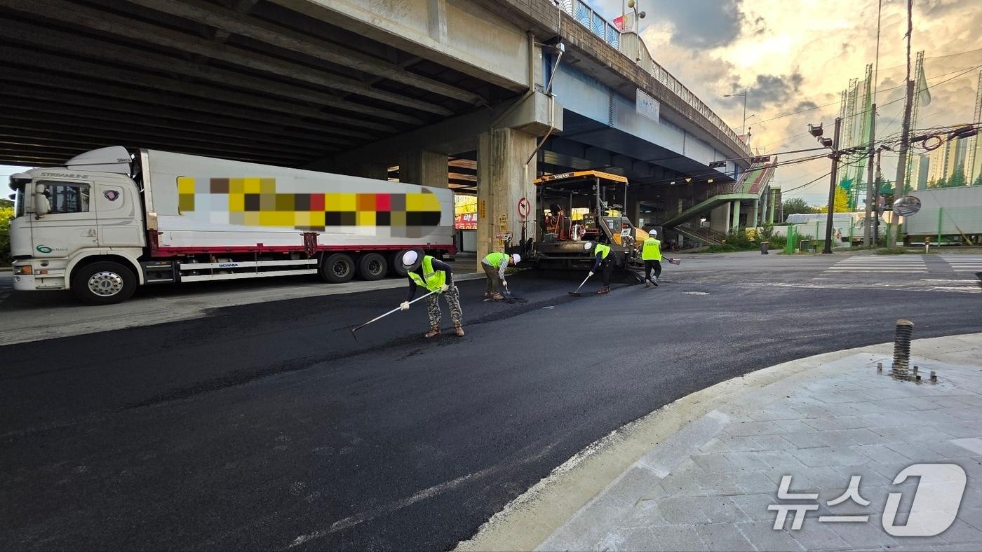 30일 천안 동남구 용곡동 도로포장 공사 중 60대 근로자가 장비에 깔려 숨지는 사고가 발생했다. /뉴스1ⓒNews1 이시우 기자