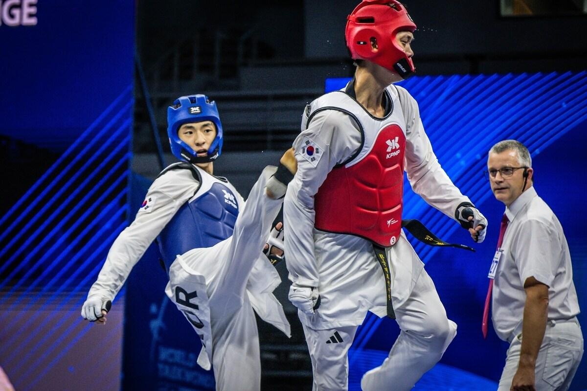 본문 이미지 - 배준서&#40;왼쪽&#41;가 30일 열린 무주 태권도원 2025 세계태권도 그랑프리 챌린지 남자 58㎏급 결승에서 김종명을 상대로 공격을 시도하고 있다. &#40;세계태권도연맹 제공&#41;