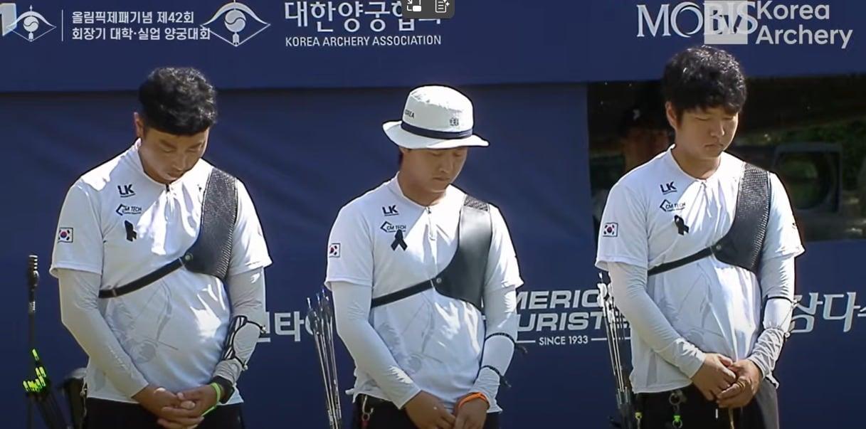 본문 이미지 - 인천계양구청 선수들이 제42회 회장기 대학실업대회 남자 단체전에서 묵념하는 모습. &#40;대한양궁협회 유튜브 캡처&#41;