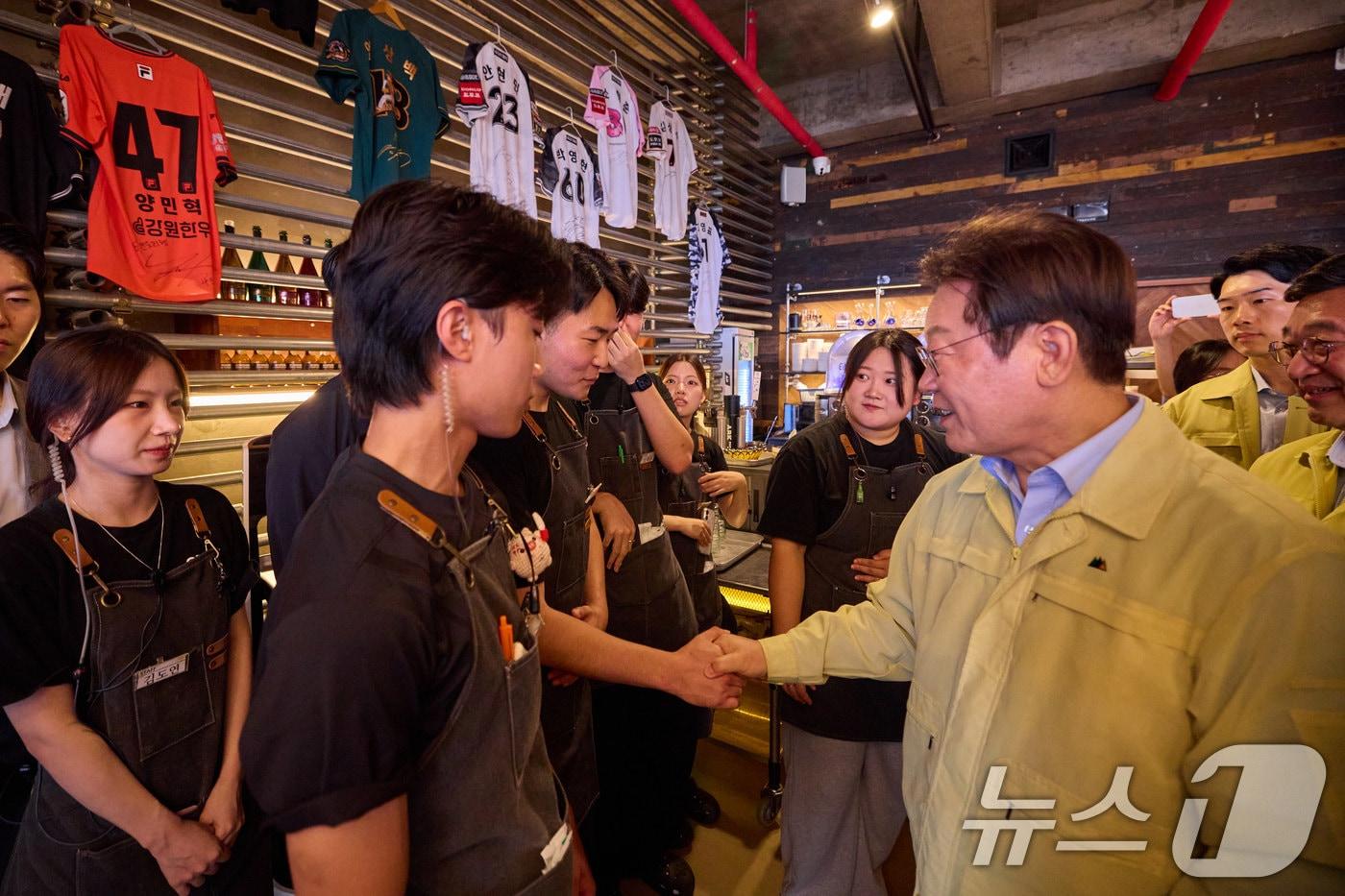 이재명 대통령이 30일 강원 강릉시 경포대 인근 음식점을 찾아 가뭄으로 인한 피해 상황을 청취하고 있다. &#40;대통령실 제공. 재판매 및 DB 금지&#41; 2025.8.30/뉴스1 ⓒ News1 이재명 기자