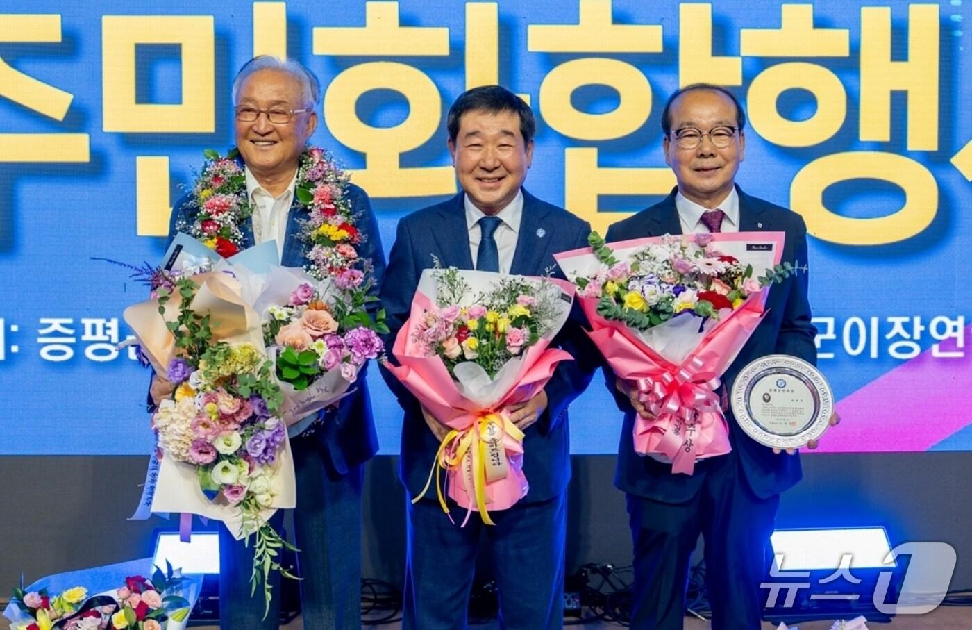 30일 열린 22주년 증평 군민의 날 행사에서 김장응씨(왼쪽)와 배종록 씨(오른쪽)가 군민대상을 수상한 뒤 이재영 군수와 함께 기념촬영을 하고 있다.(증평군 제공)/뉴스1