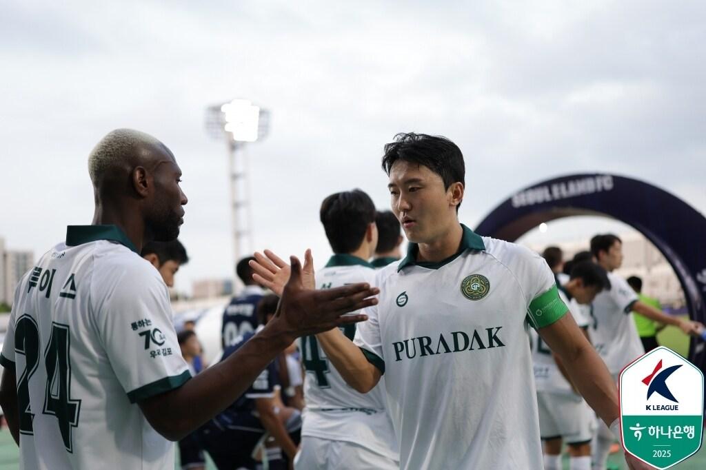 본문 이미지 - 13경기 연속 무패 행진 중인 김포FC&#40;한국프로축구연맹 제공&#41;