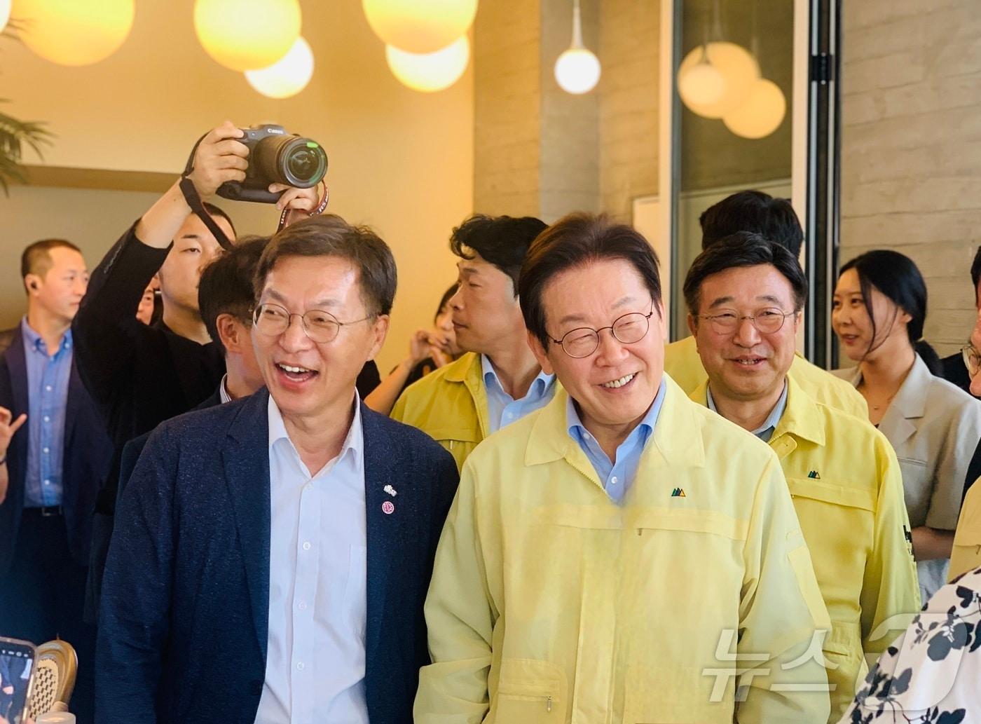 본문 이미지 - 이재명 대통령이 30일 사상 최악의 가뭄을 겪고 있는 강원 강릉을 찾아 현장을 점검하고, 마지막 일정으로 경포해변에서 시민과 상인들을 만나 위로와 격려를 전하고 있다.&#40;더불어민주당 강릉시지역위원회 제공, 재판매 및 DB 금지&#41; 2025.8.30/뉴스1 ⓒ News1 이종재 기자