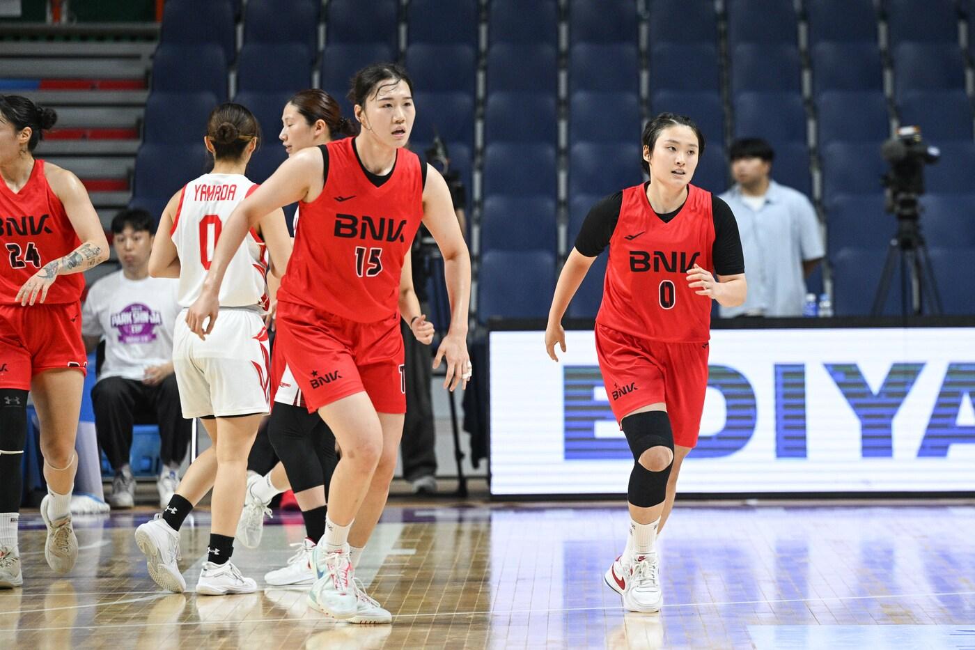 박신자컵 첫 경기에서 일본 후지쓰에 패한 부산 BNK. &#40;WKBL 제공&#41;