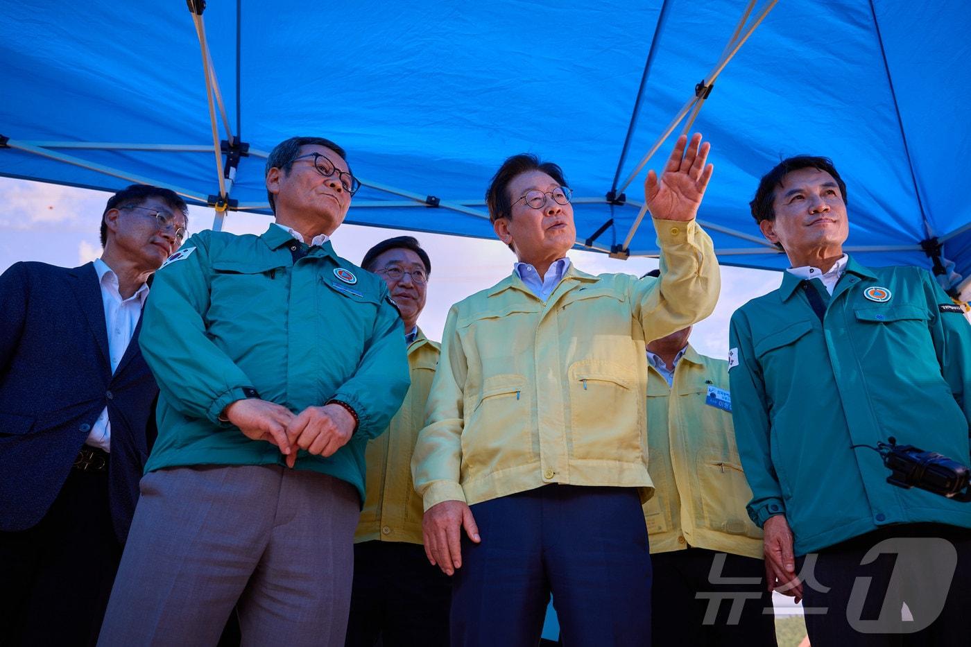 이재명 대통령이 30일 강원 강릉시 성산면 오봉저수지를 방문해 가뭄 피해 상황 등을 점검하고 있다. &#40;대통령실 제공. 재판매 및 DB 금지&#41; 2025.8.30/뉴스1 ⓒ News1 허경 기자