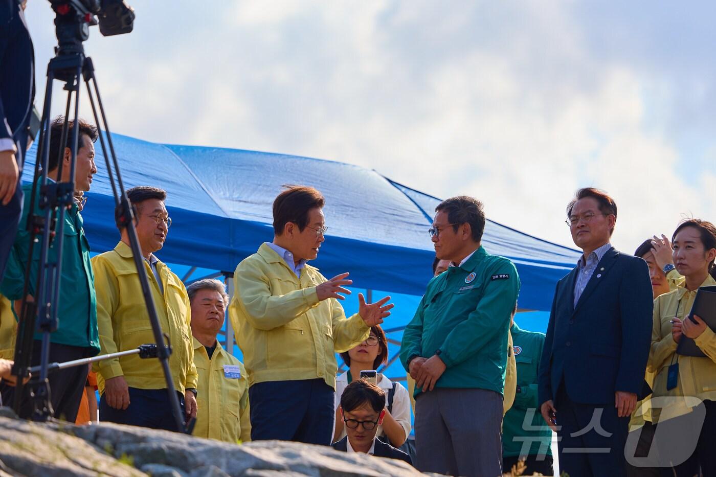 이재명 대통령이 30일 강원 강릉시 성산면 오봉저수지를 방문해 가뭄 피해 상황 등을 점검하고 있다. &#40;대통령실 제공. 재판매 및 DB 금지&#41; 2025.8.30/뉴스1 ⓒ News1 허경 기자