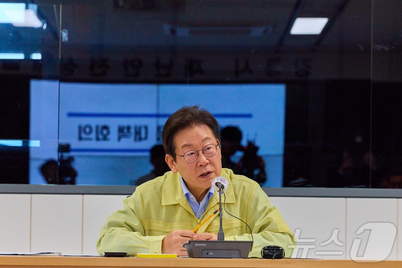 이재명 대통령이 지난달 30일 강원 강릉시청 재난안전상황실에서 가뭄 대책 회의를 주재하고 있다. &#40;대통령실 제공. 재판매 및 DB 금지&#41; 2025.8.30/뉴스1 ⓒ News1 허경 기자