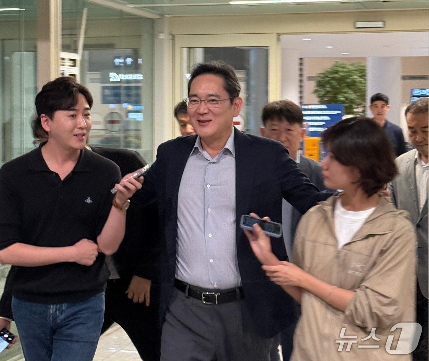 본문 이미지 - 이재용 삼성전자 회장이 31일 새벽 미국 출장을 마치고 인천국제공항에 귀국하는 길에 취재진과 질의응답을 하고 있다.2025.8.31/뉴스1 최동현