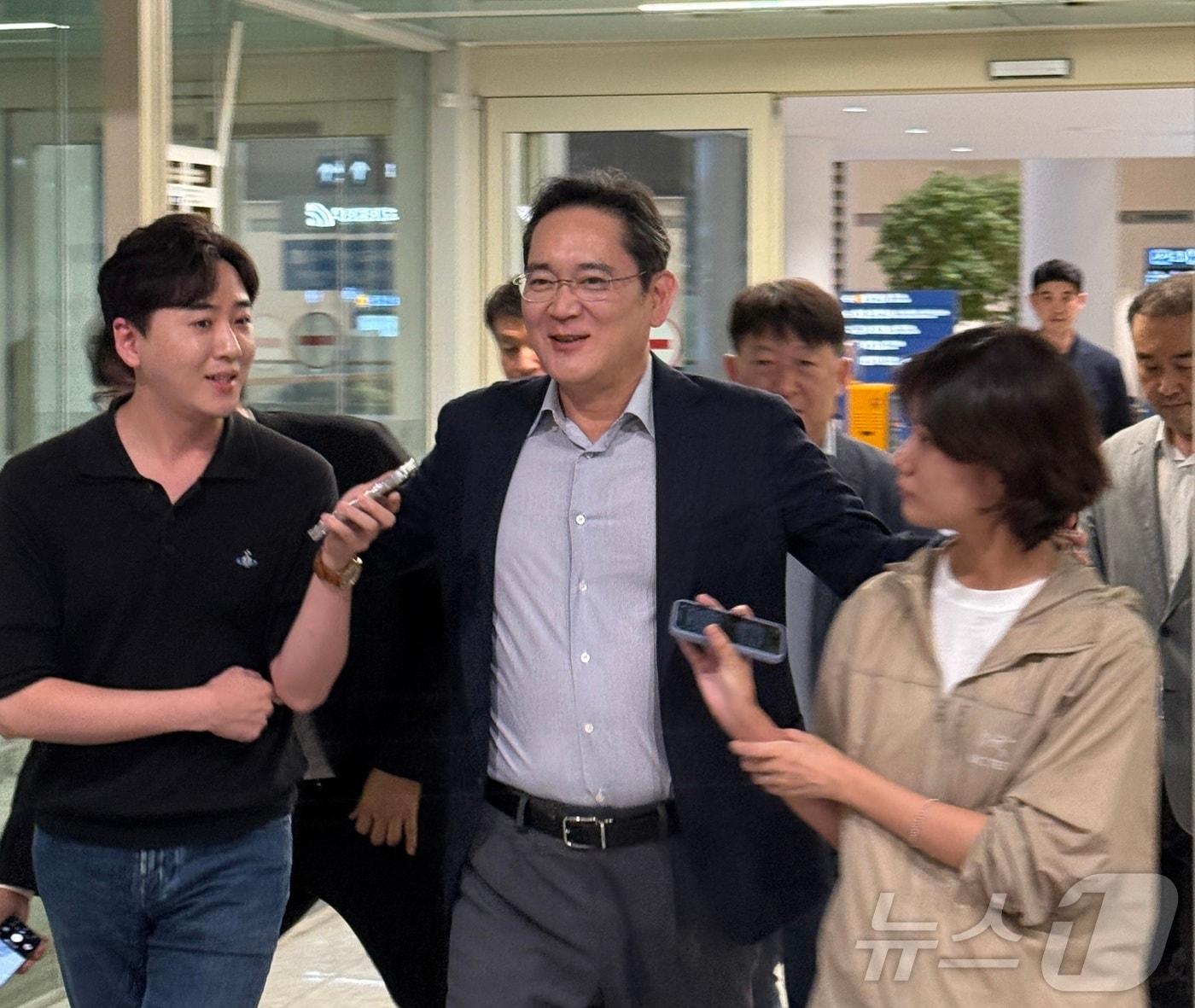 본문 이미지 - 이재용 삼성전자 회장이 31일 새벽 미국 출장을 마치고 인천국제공항에 귀국하는 길에 취재진과 질의응답을 하고 있다.2025.8.31/뉴스1 ⓒ News1 최동현 기자